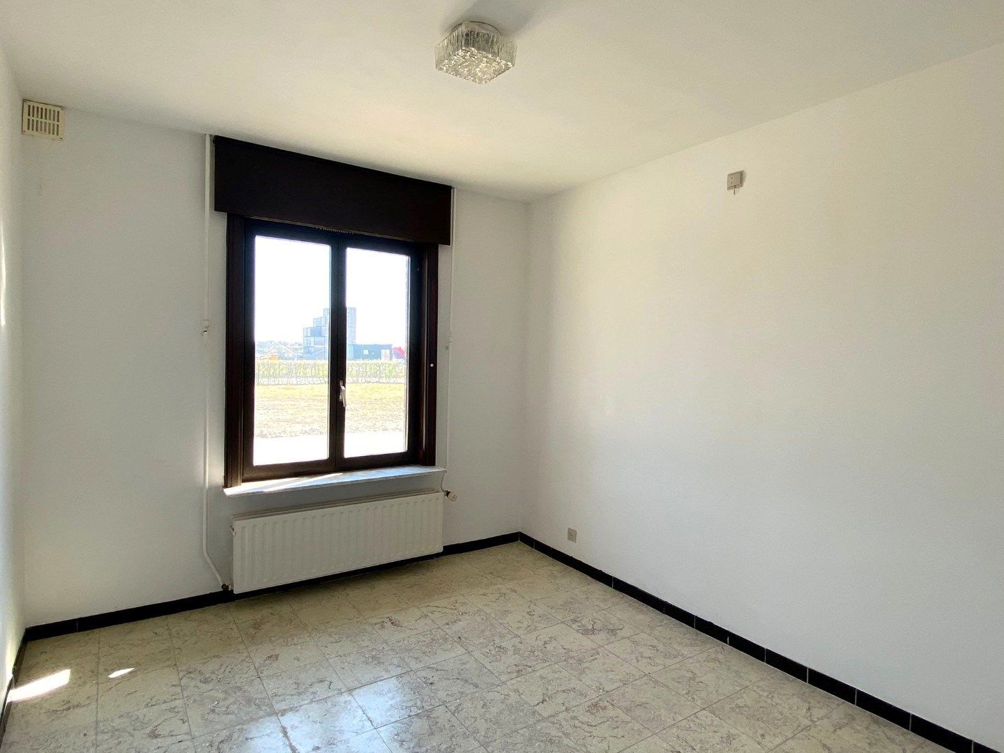 LANDELIJK GELEGEN ALLEENSTAANDE WONING MET 3 SLPKS | GROTE TUIN foto 5