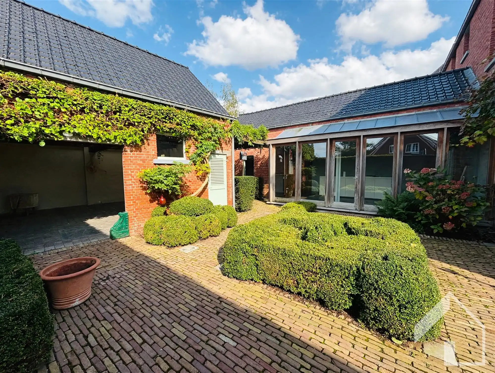 Hoekwoning met authentieke elementen en 4 garages foto 4
