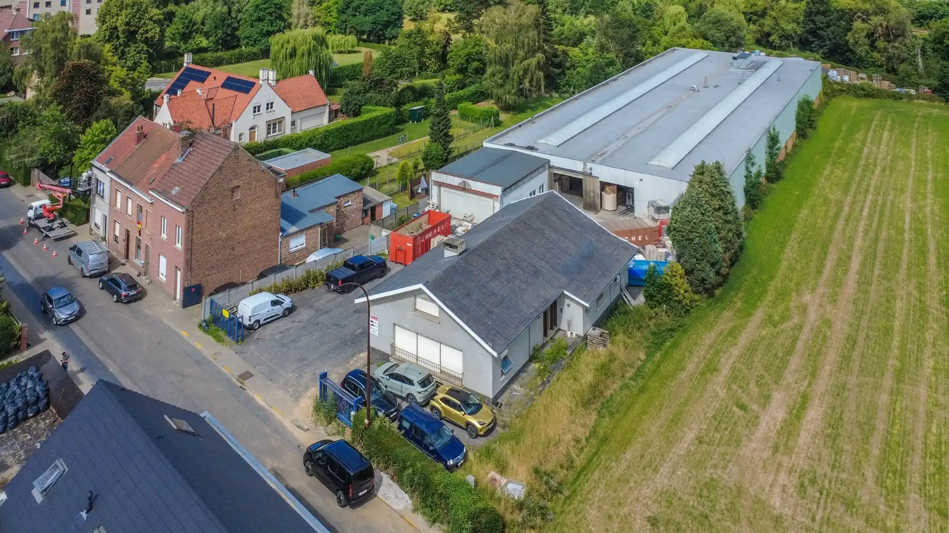 ZEER RUIME LOODS (3000m²) + WONING/BUREEL ! foto 2