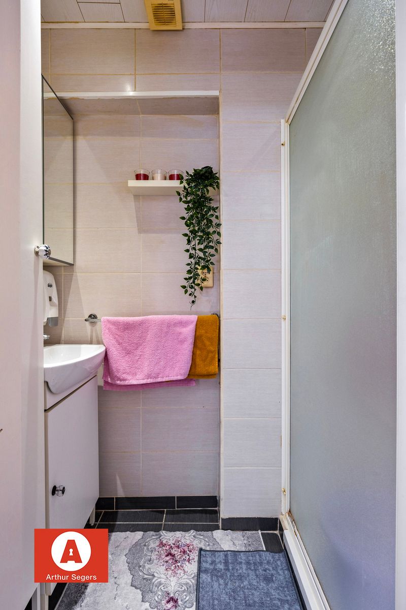 Woonhuis opgesplitst in 2 appartementen/woon-entiteiten foto 9