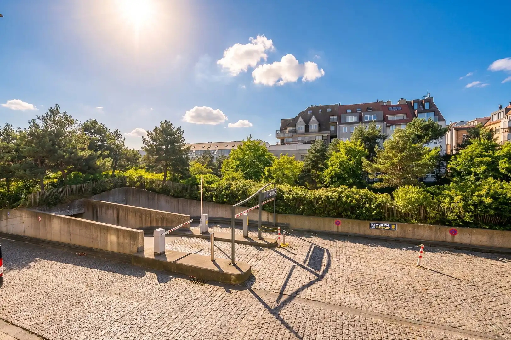 Gesloten garagebox gelegen in de Dumortierlaan in parking IJzerpark. foto {{pictureIndex}}