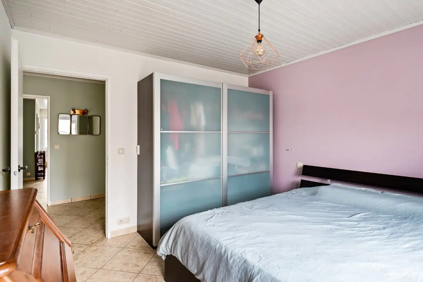 Keurig gelijkvloers appt. met 2 slpk., terras, voortuintje en garagebox foto 12