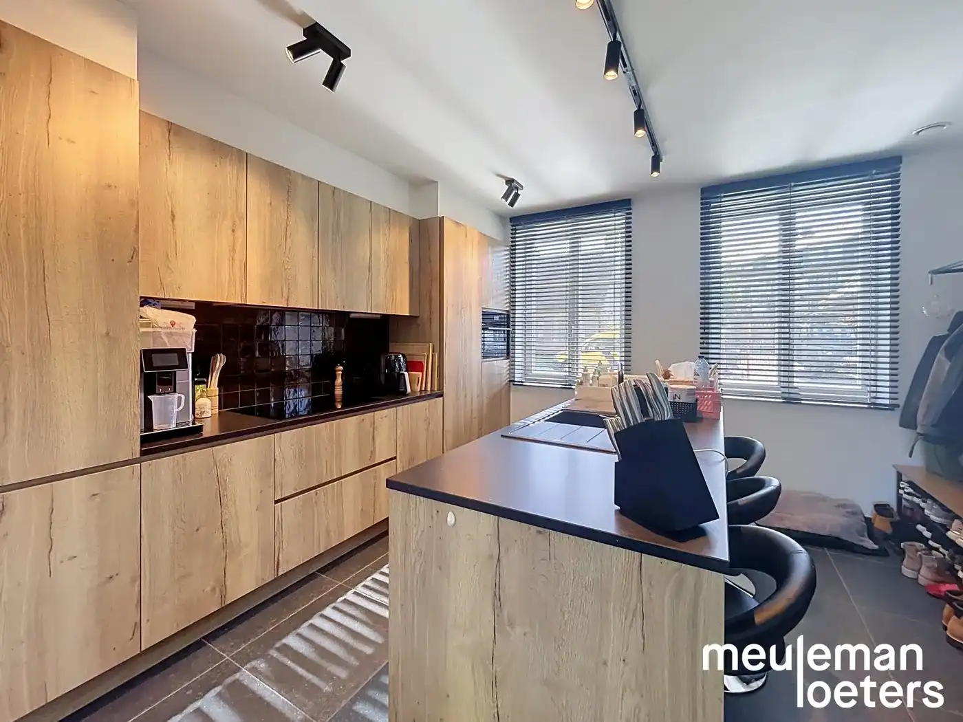 Uitstekend afgewerkte nieuwbouwwoning in pastoriestijl op rustige doch centrale ligging nabij commercieel centrum foto 7