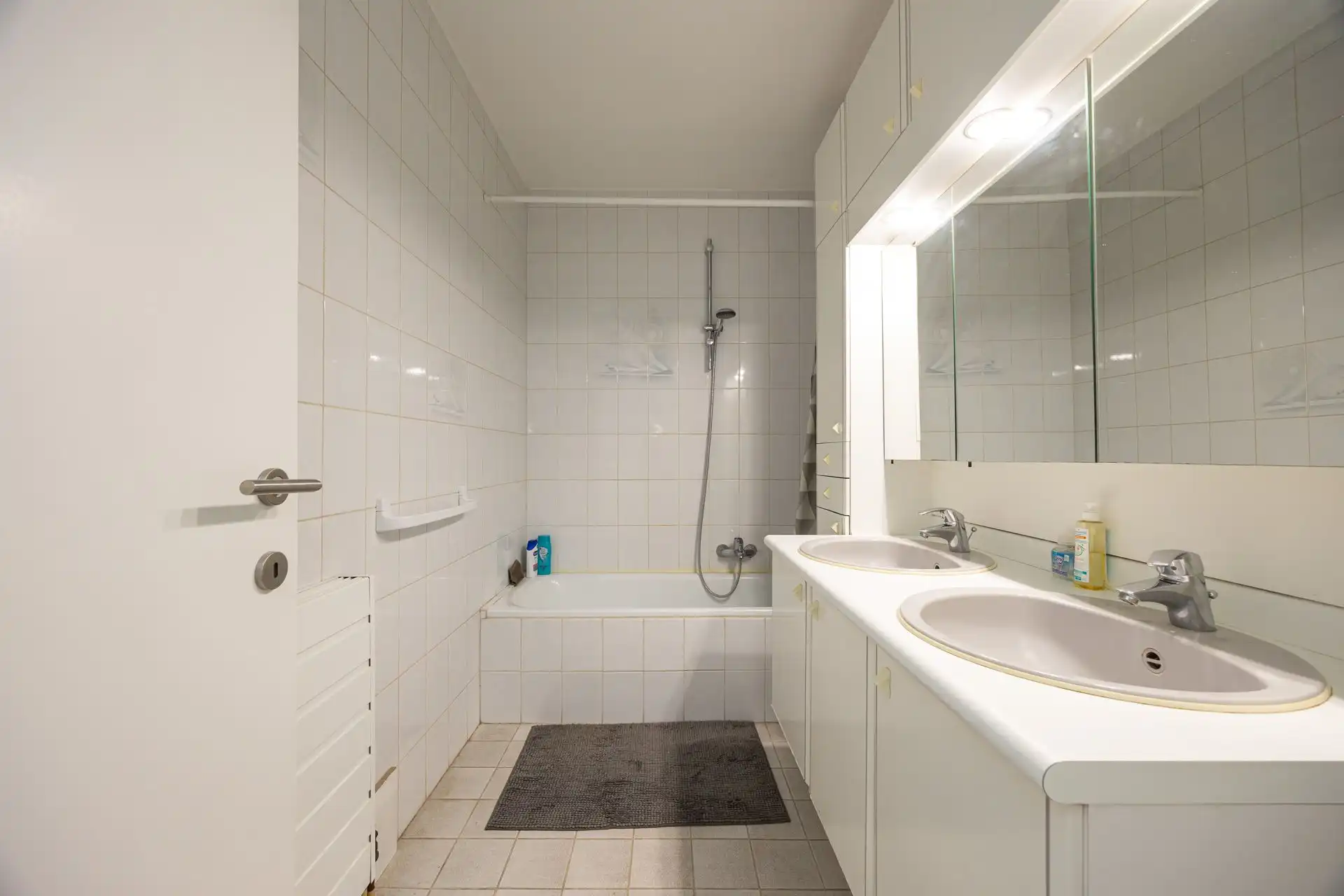 Liichtrijk appartement met 2 slaapkamers & staanplaats foto 12