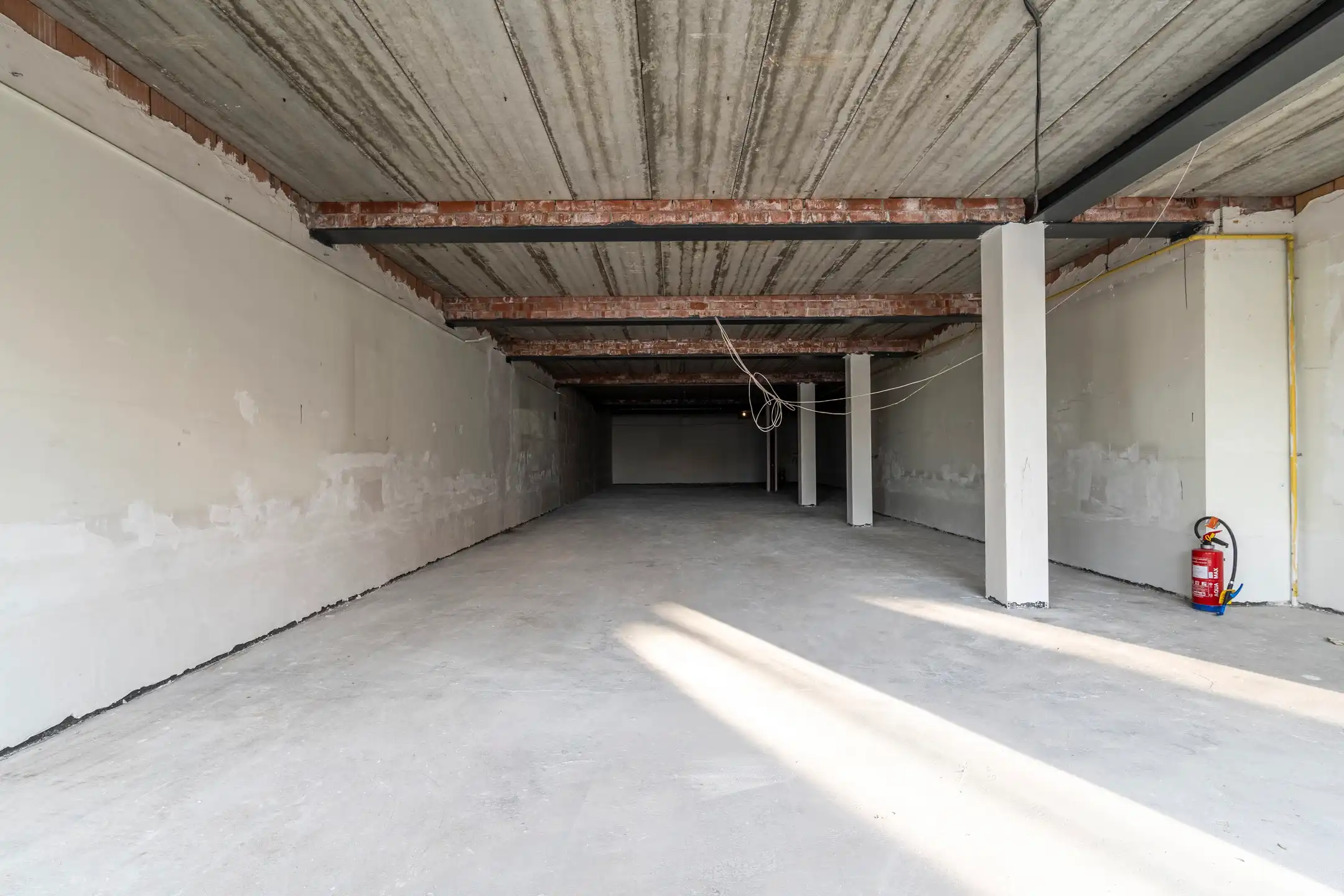 Casco handelsruimte van ca. 242 m² gelegen aan de jachthaven foto 2