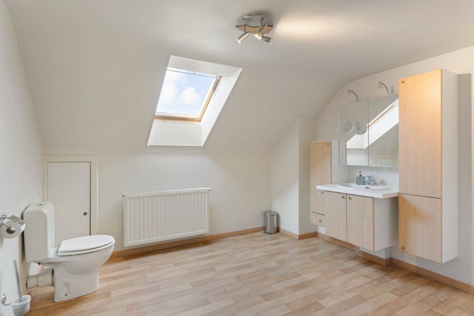 Prachtig gerenoveerde vrijstaande woning met heerlijke tuin met zwembad op 16a16ca foto 22