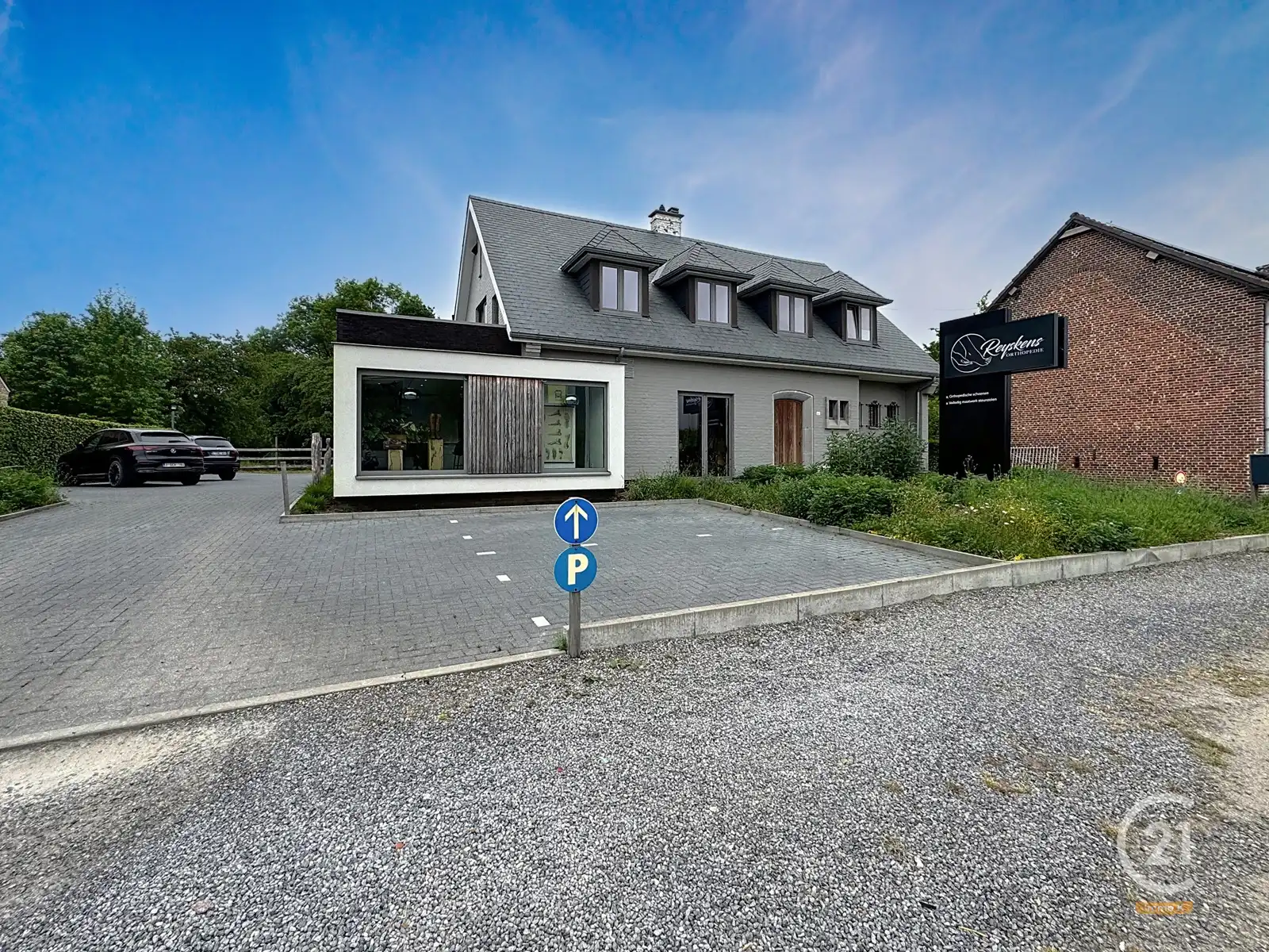 Volledig gerenoveerd (handels)huis met woonst op toplocatie! foto {{pictureIndex}}