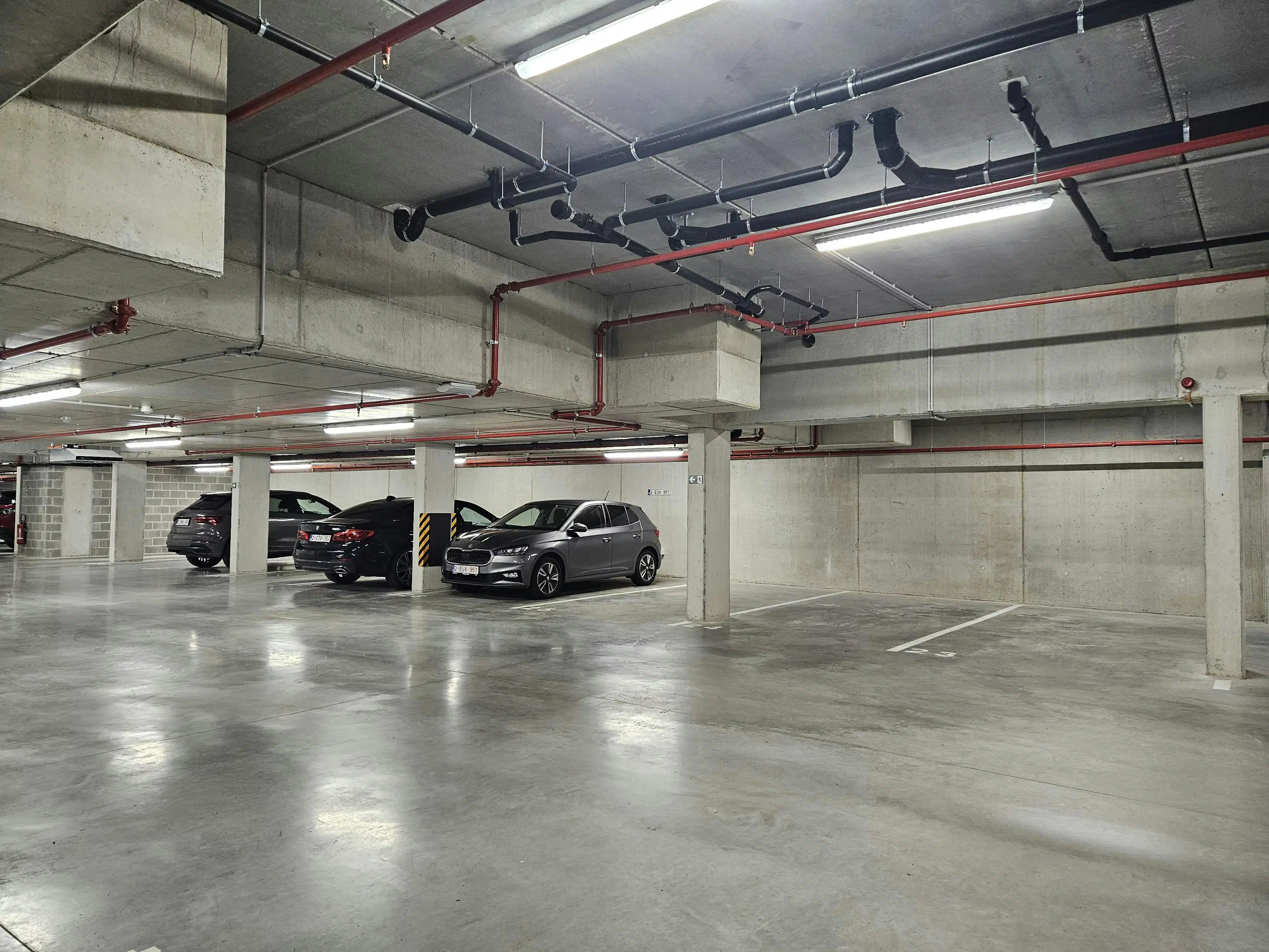 Vlot toegankelijke parkeerplaats in Brugge centrum foto 4