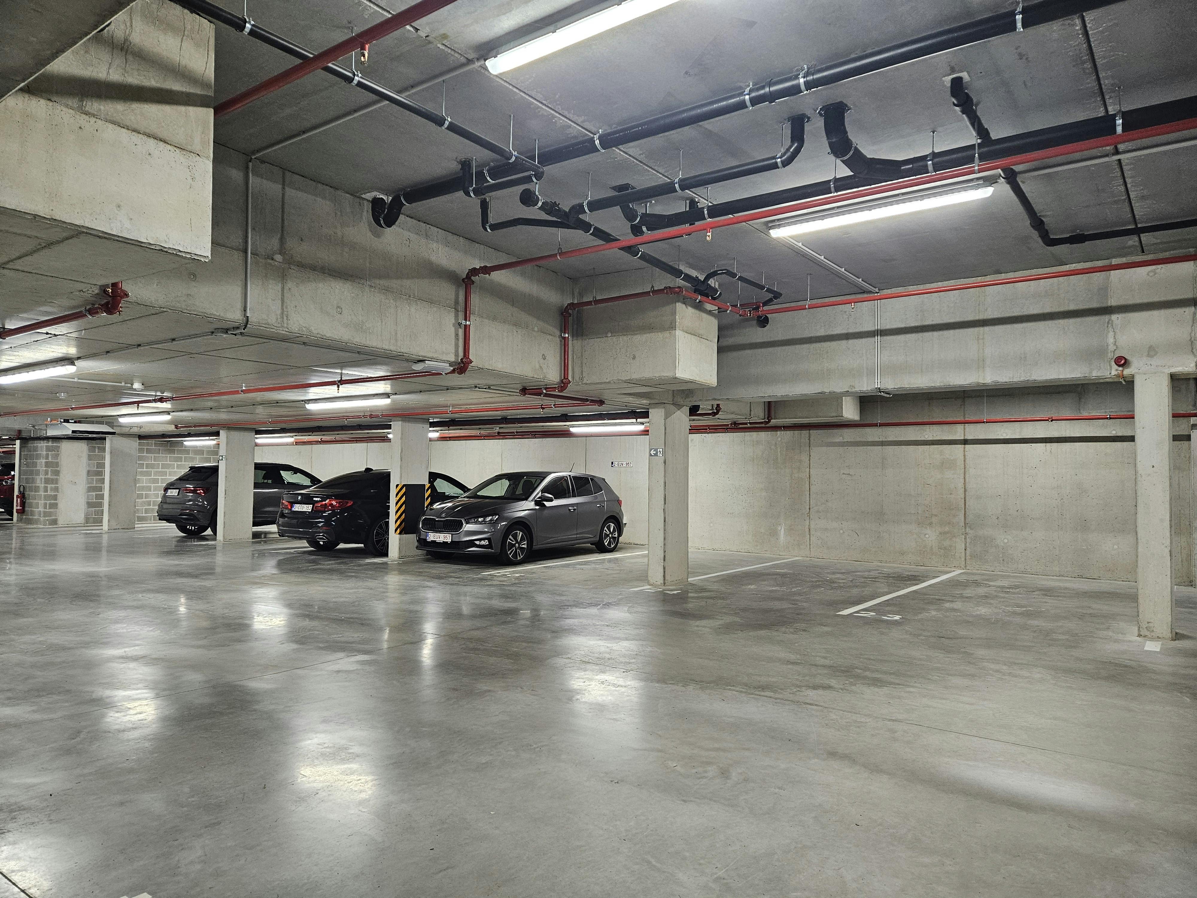 Vlot toegankelijke parkeerplaats in Brugge centrum foto 4