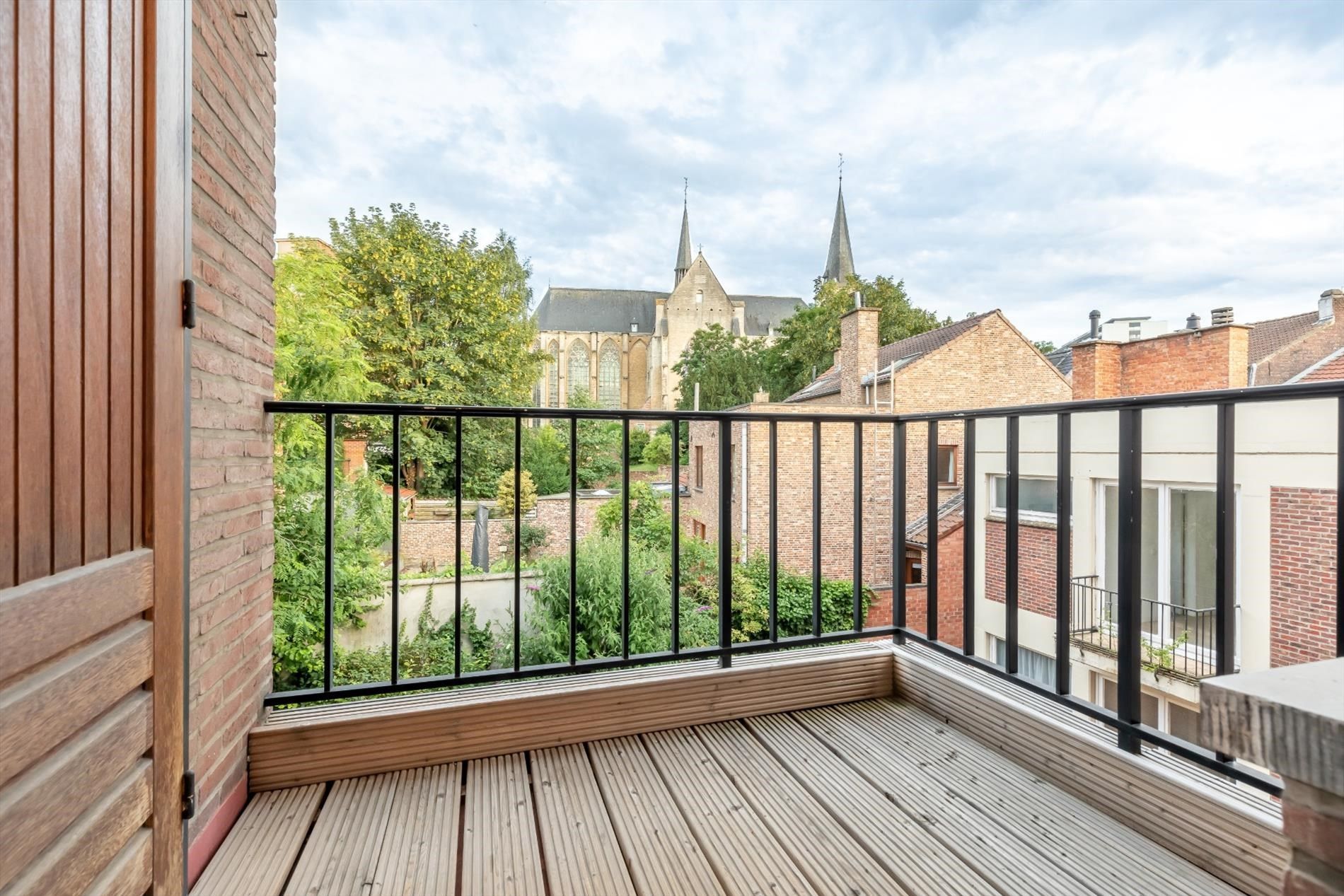 Vernieuwde en bemeubelde studio foto 2