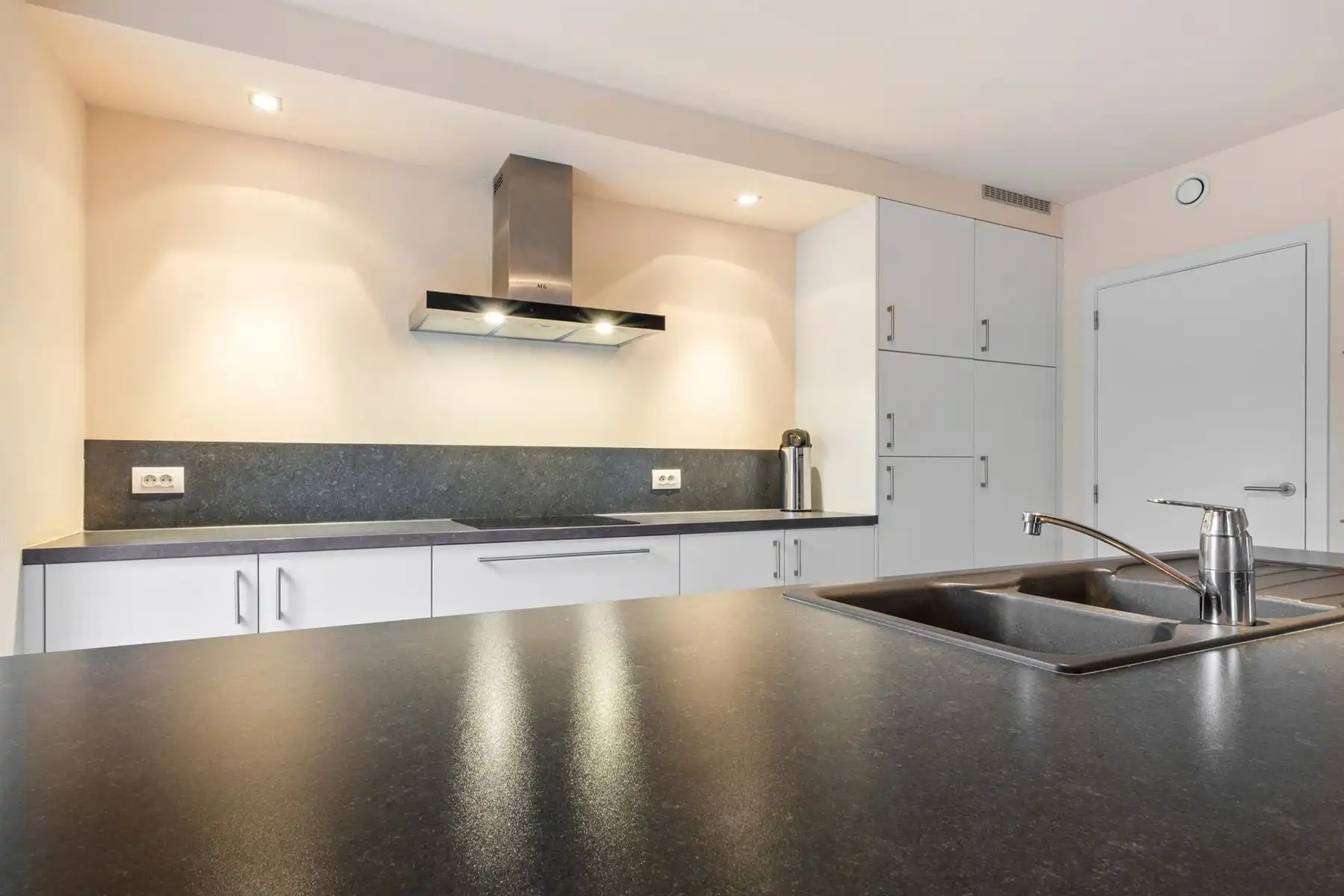 Recente woning met drie ruime slaapkamers en garage foto 6