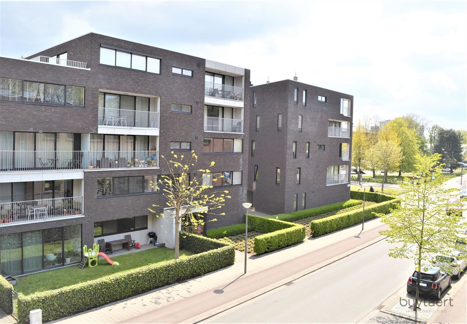 Modern instapklaar twee slaapkamer appartement met zonnig terras en last but not least een parking! foto 16