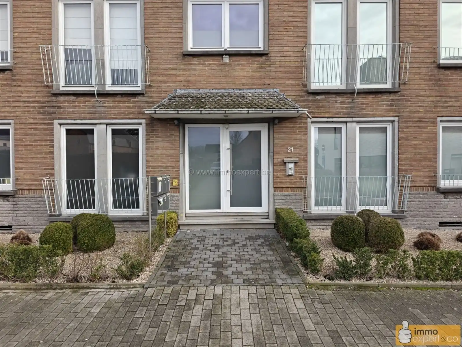 VLEZENBEEK: Instapklaar 2 slaapkamerapp. + garage + kelder foto 3