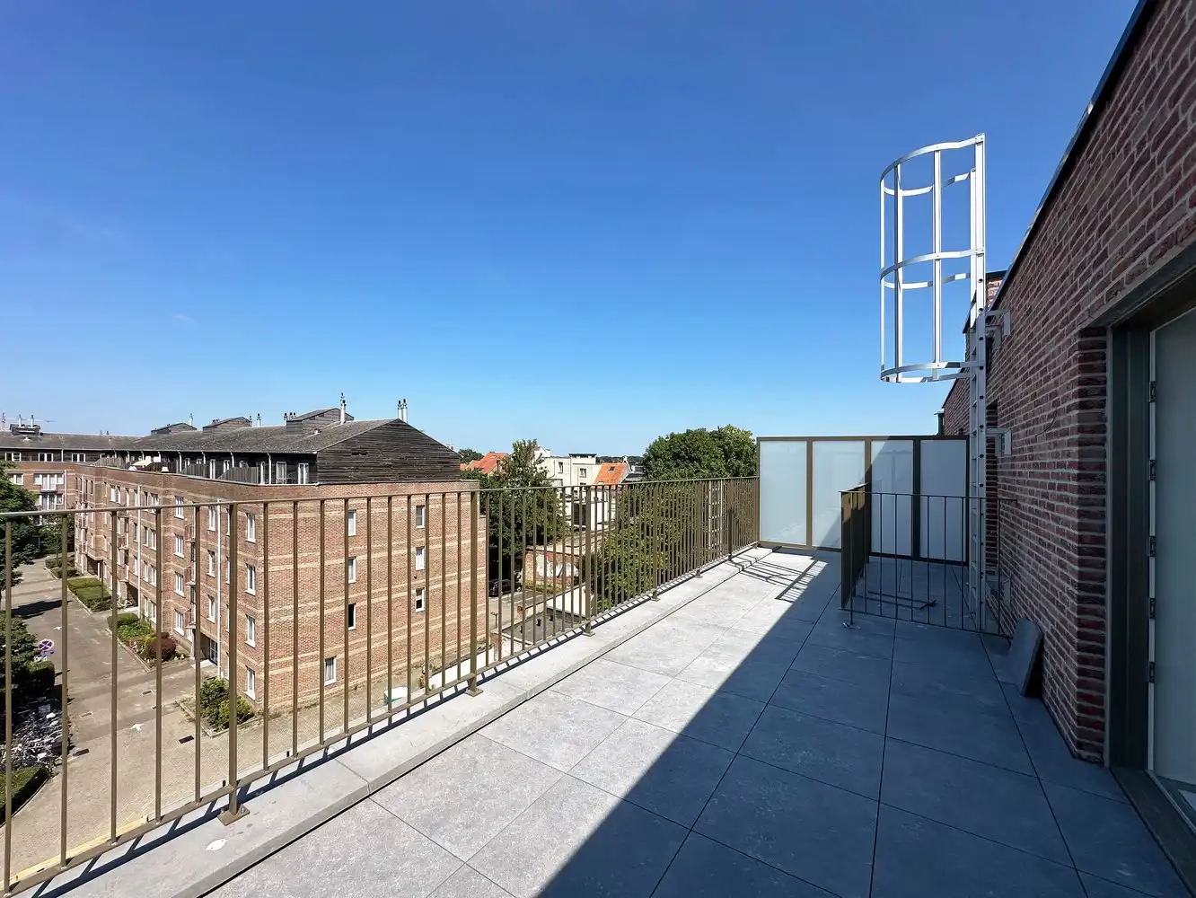 Prachtig nieuwbouwdakappartement met 2 zeer grote terrassen (22 m² + 25 m²) met zicht op Rivierenhof foto {{pictureIndex}}