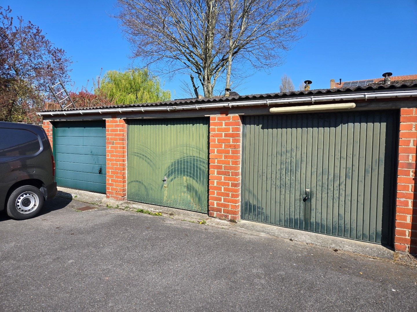 Uiterst ruime woning met mog. tot zeven slaapkamers, twee garages en zongerichte tuin te Sint-Kruis. foto 21