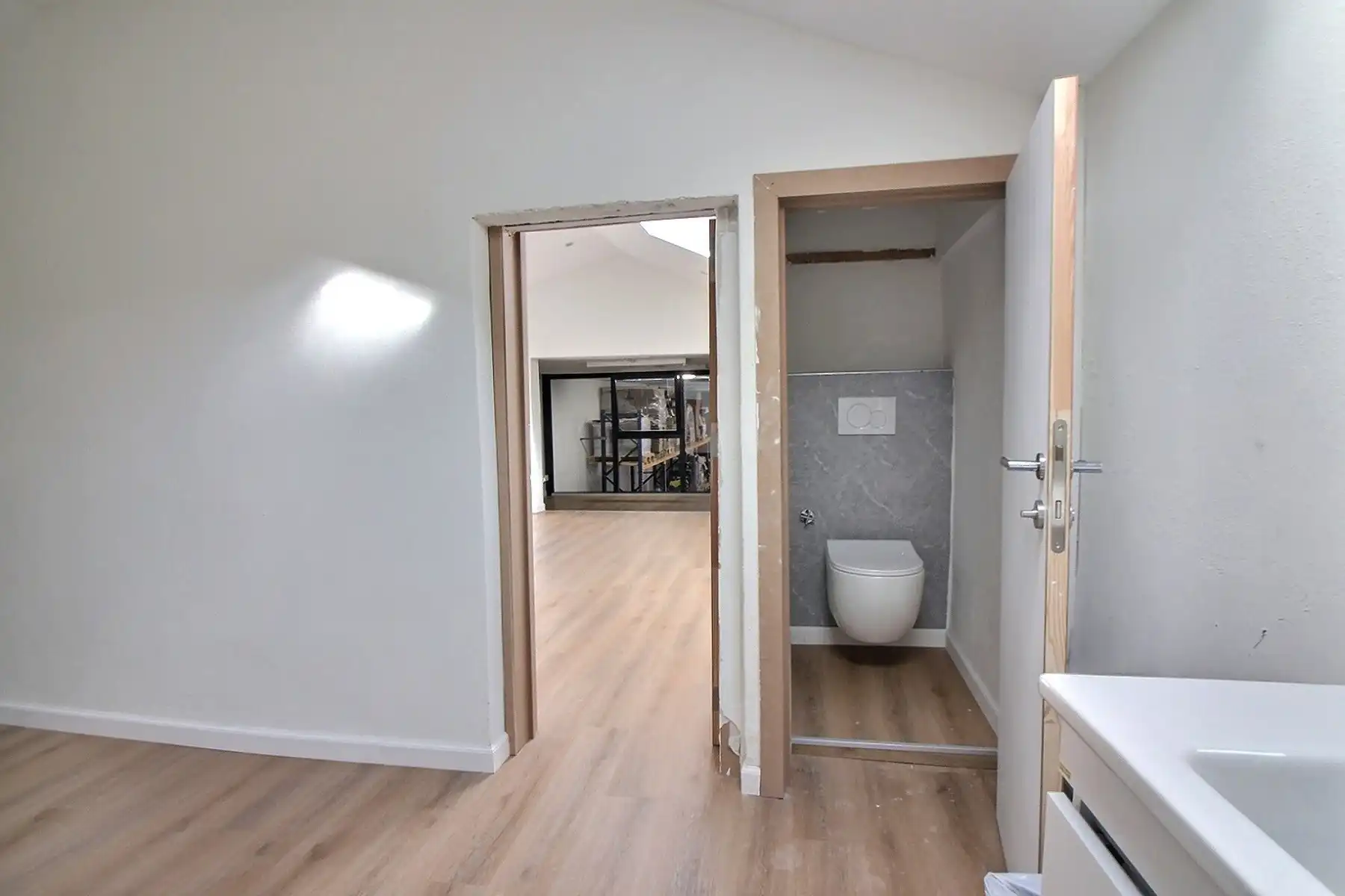 Opslagruimte met kantoor foto 11