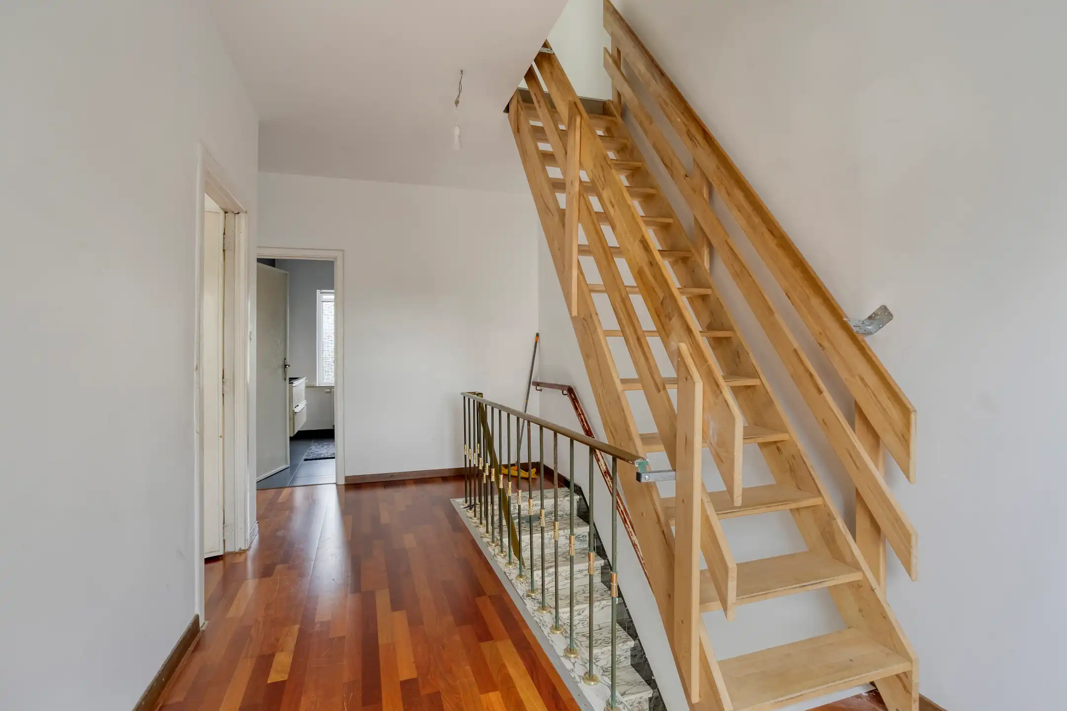 Ruime rijwoning met 4 slaapkamers en renovatiepotentieel foto 7