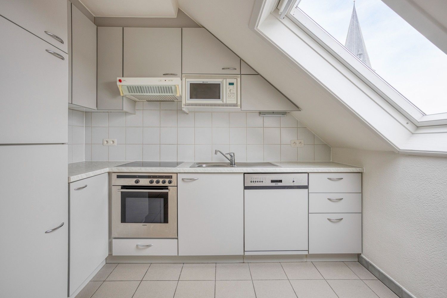 Ruime duplex met 3 slaapkamers  en garage te huur in het hart van Gellik, Lanaken foto 9