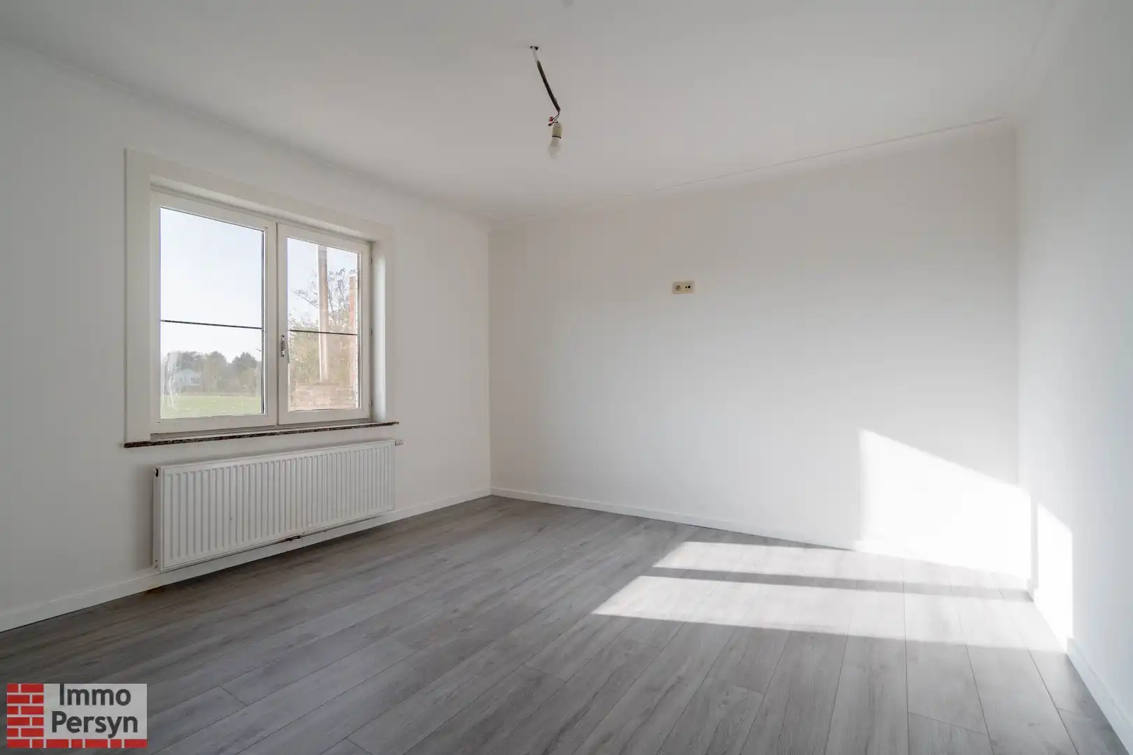 Ruime gerenoveerde gezinswoning met 4 slaapkamers, 2 badkamers en dubbele garage foto 15