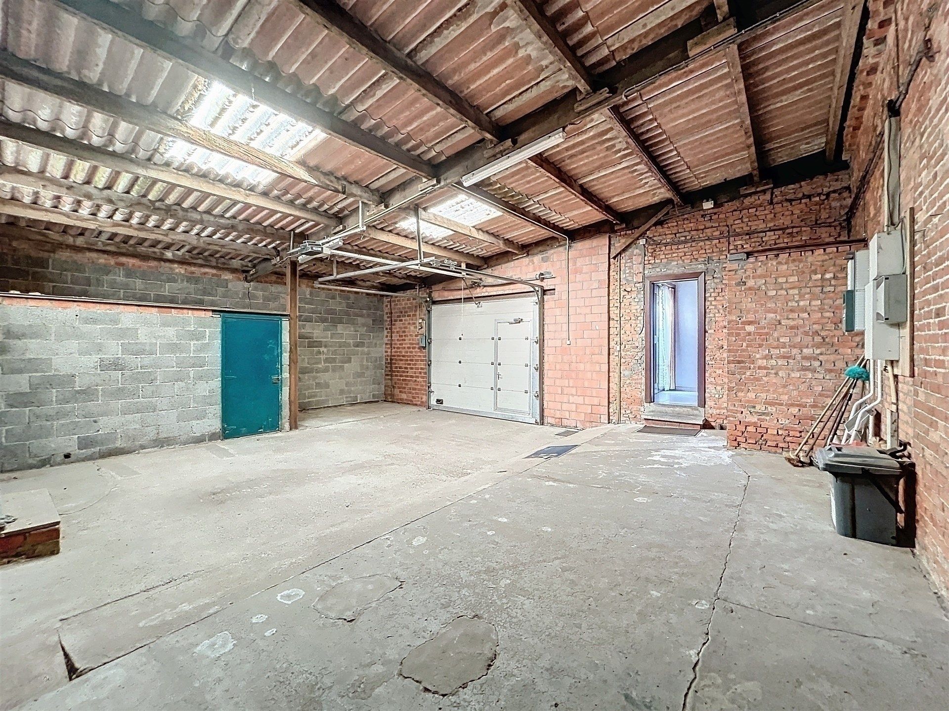 Verzorgde woning met garage en grote bijgebouwen op prachtig perceel van 2435m².  foto 14