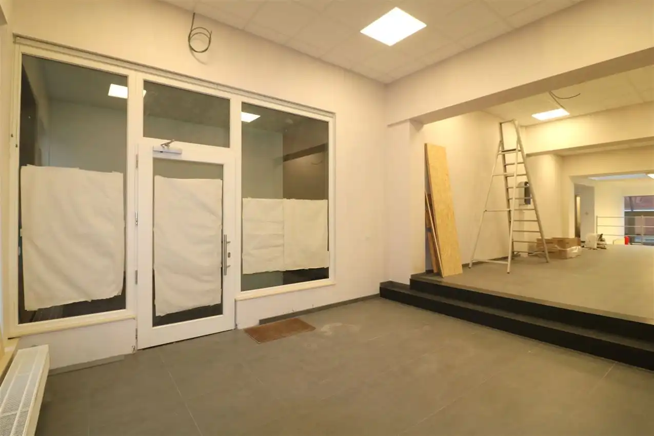 Volledig vernieuwde handelszaak op ideale locatie foto 6