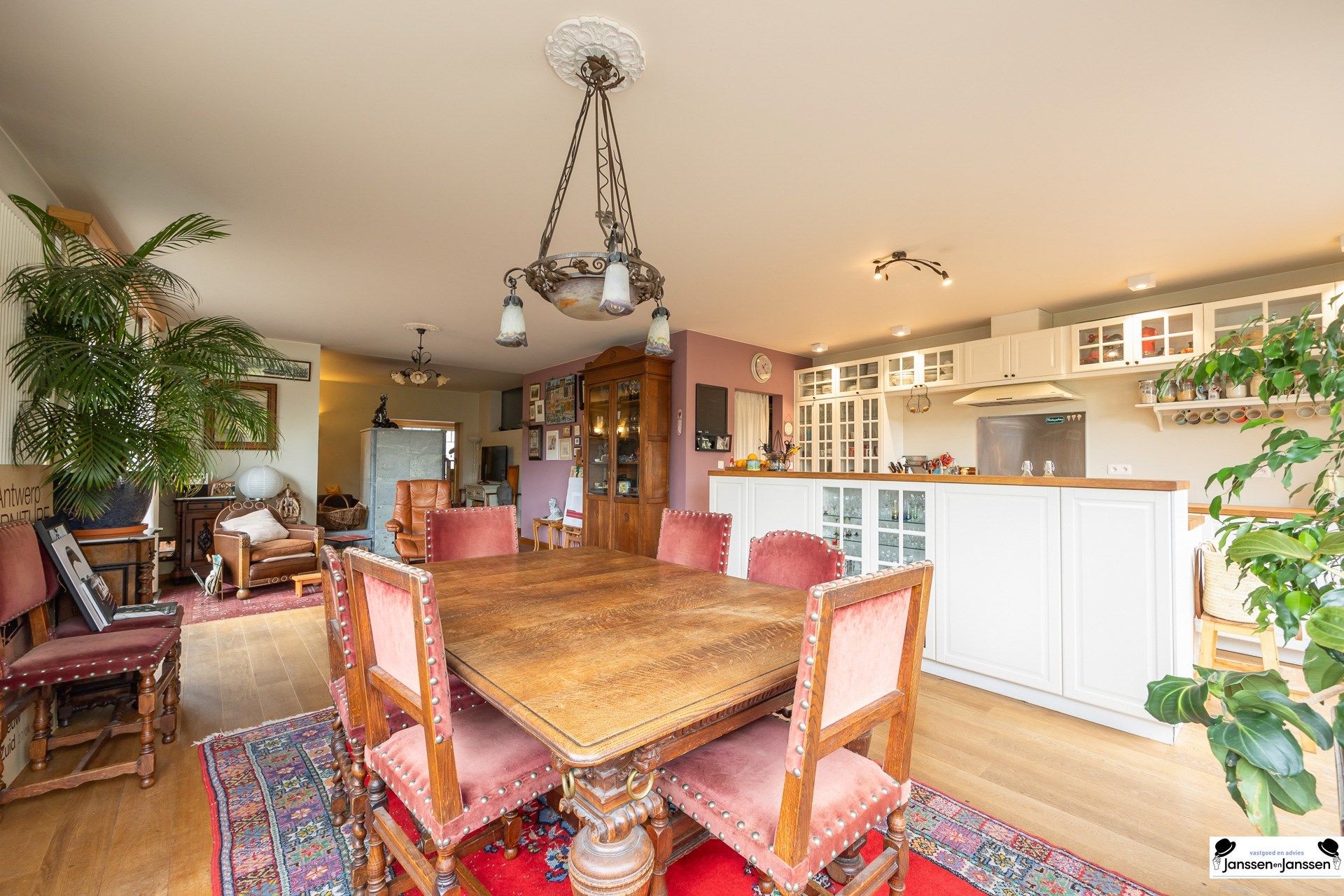 Prachtig gerenoveerde woning met 3 slaapkamers en groene tuin in Ekeren! foto 12