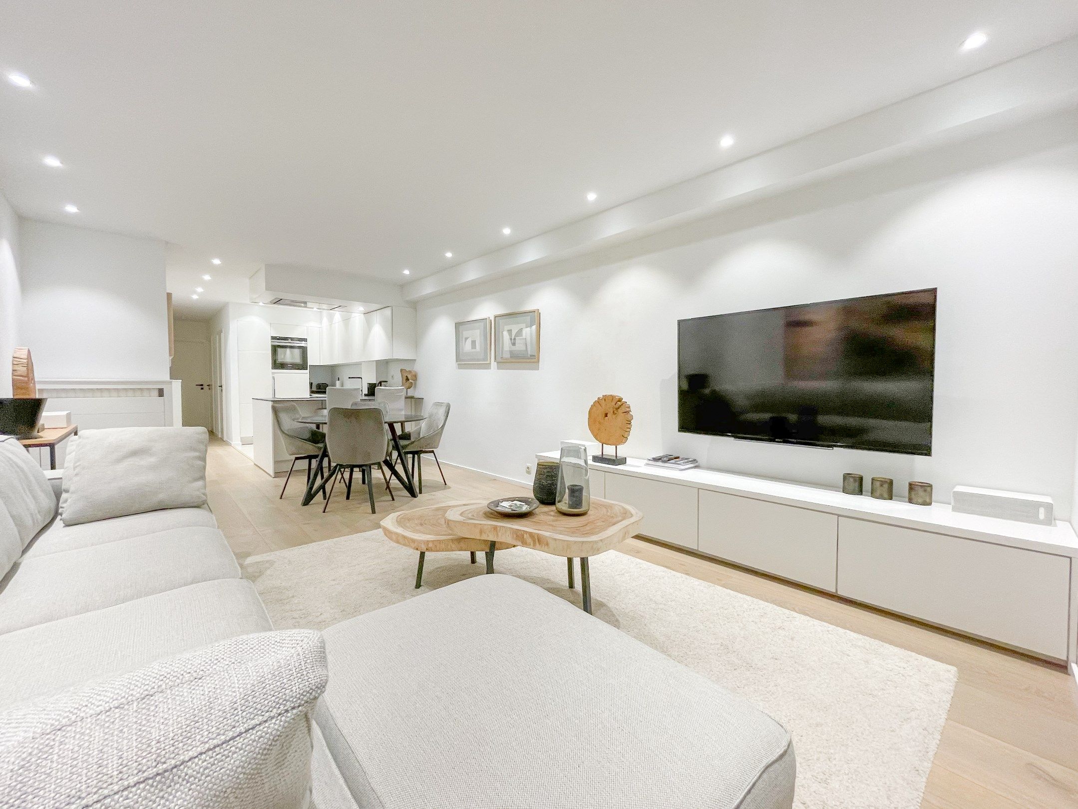 Stijlvol gerenoveerd appartement gelegen op een boogscheut van de zee. foto {{pictureIndex}}