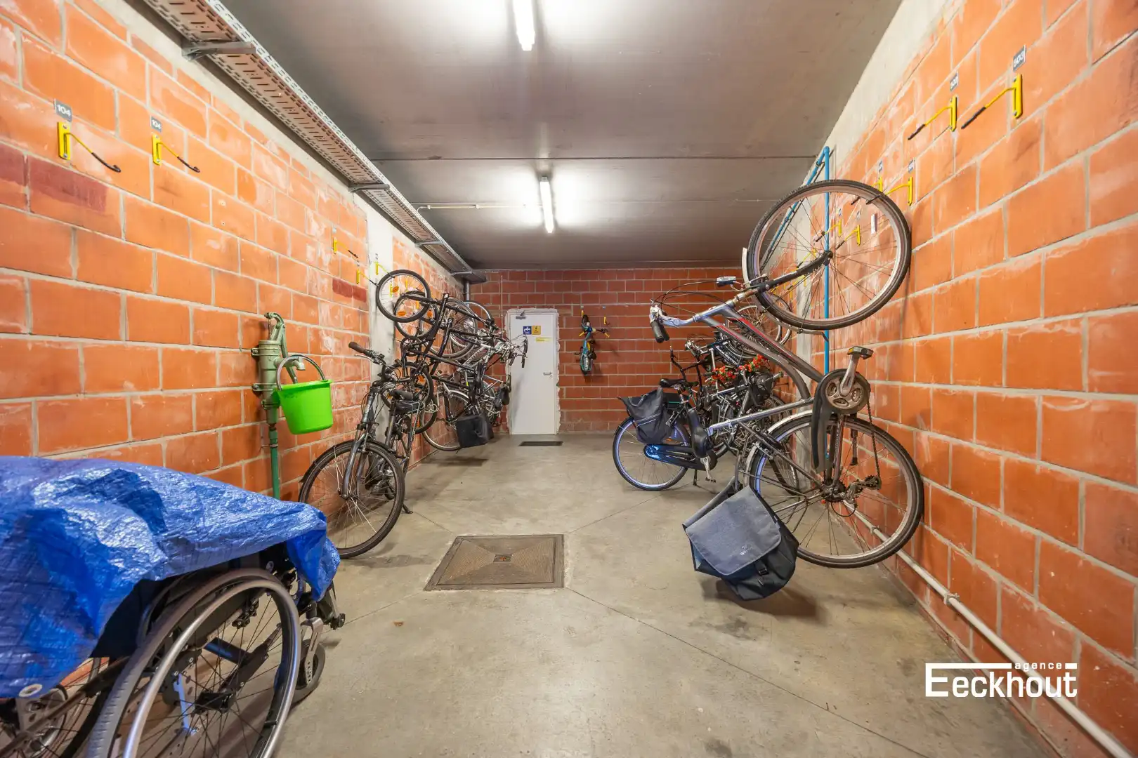 Instapklaar 2 slaapkamer appartement met terras in Oostende foto 23