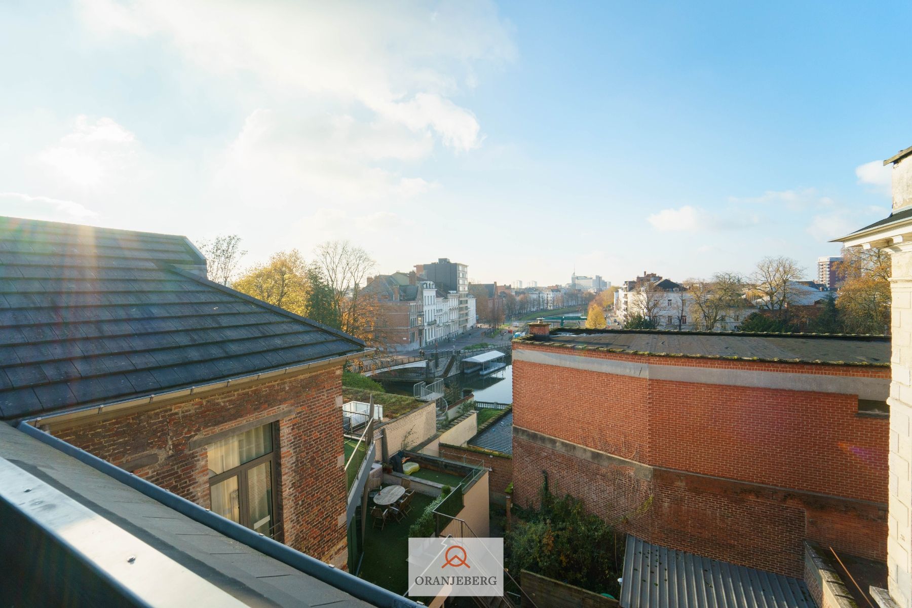 Centraal gelegen 2 slaapkamer-appartement met zicht op de Coupure! foto 12