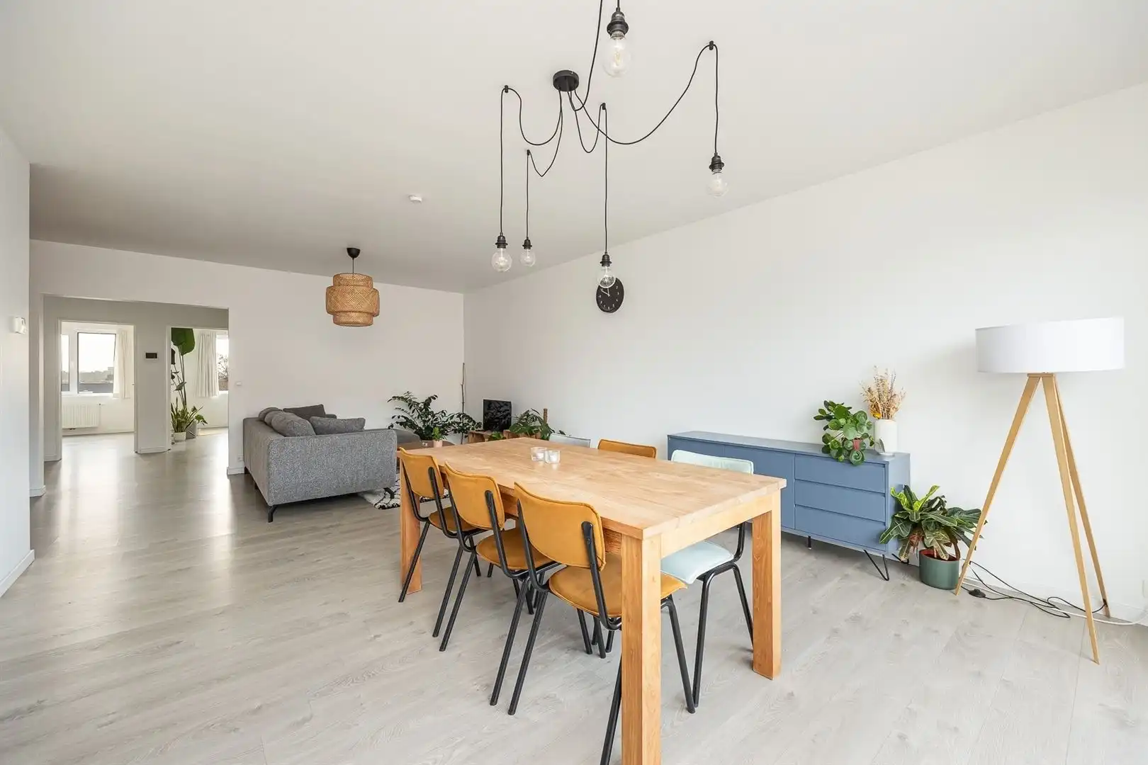 Lichtrijk twee slaapkamer appartement met autostaanplaats foto 3