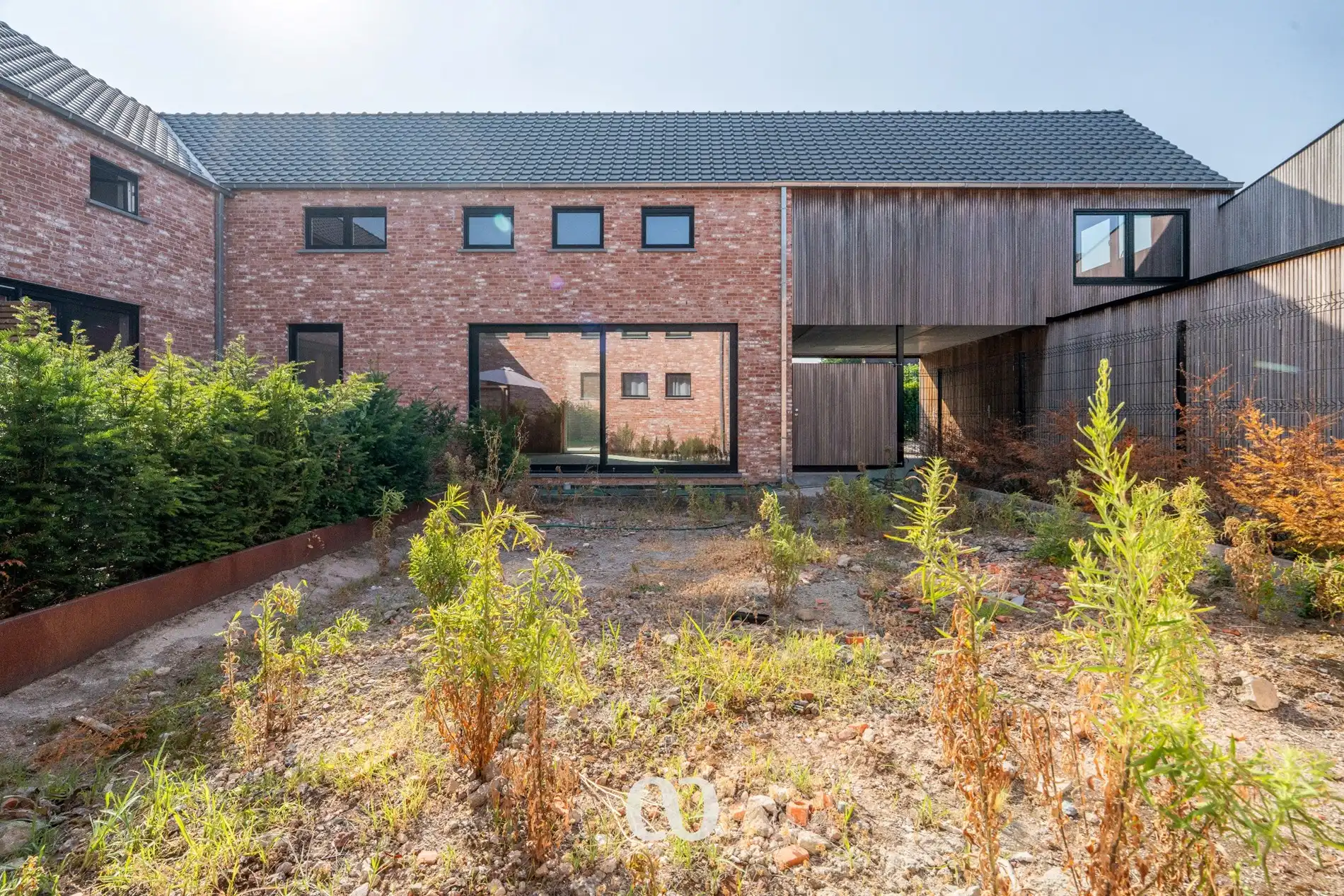 Ruime casco woning met tal van mogelijkheden! foto 11