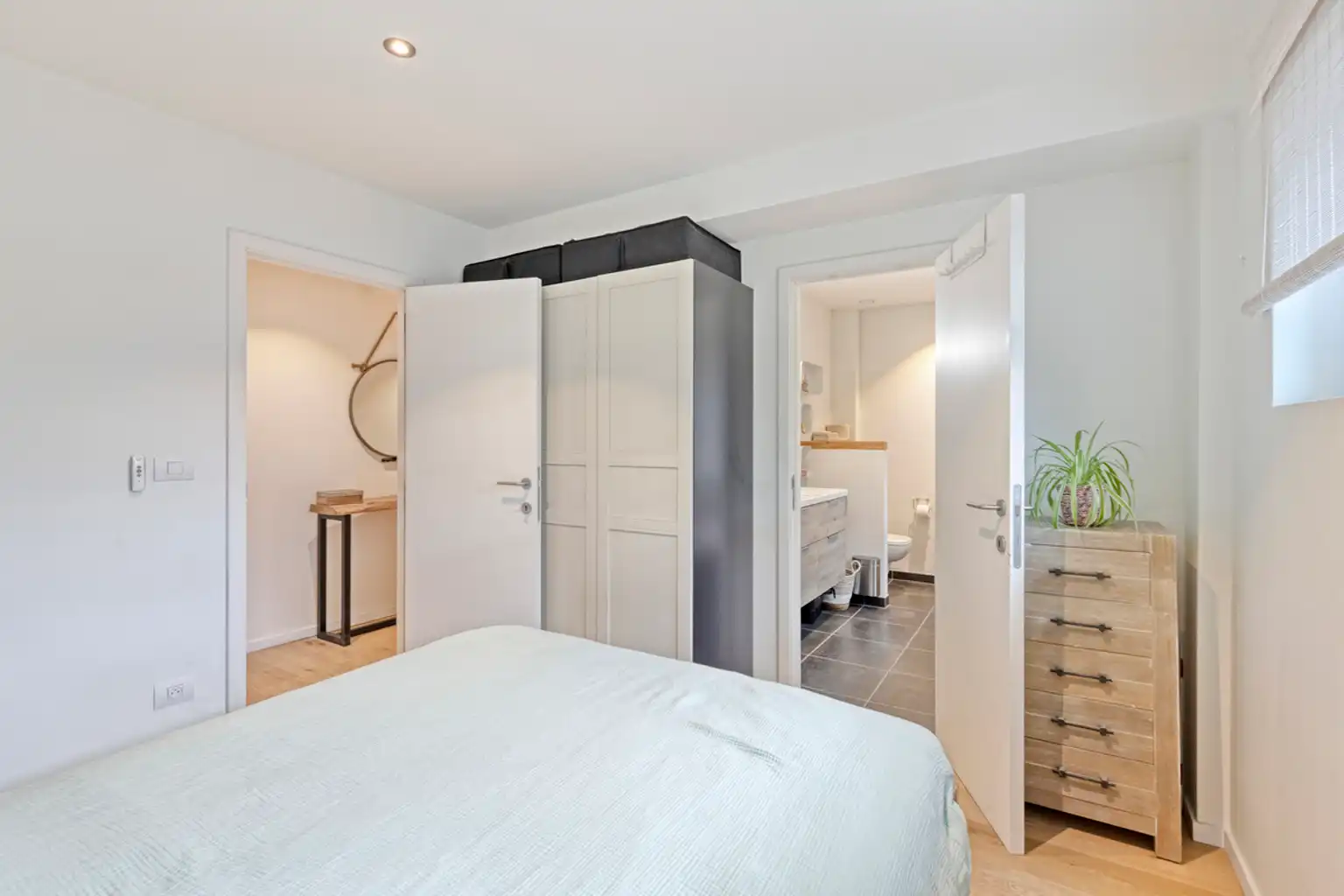 Instapklaar 2-slaapkamerappartement met tuin en garage foto 6