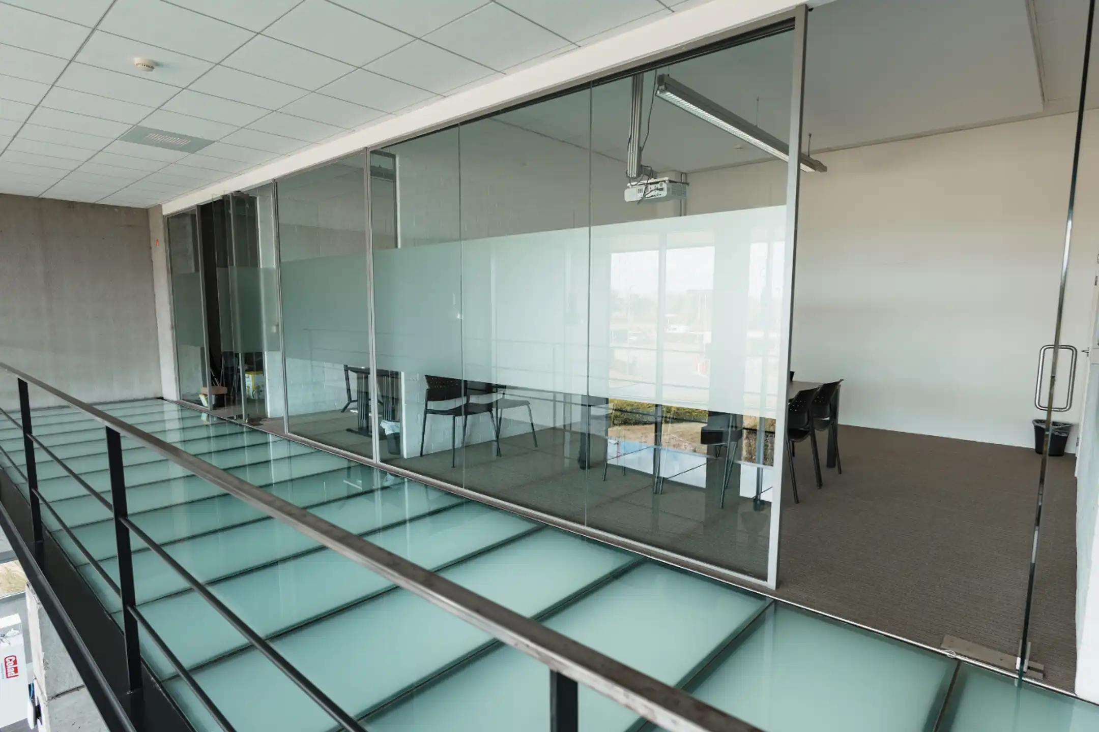 Modern bedrijfsgebouw langs E17 in Zwijndrecht foto 19