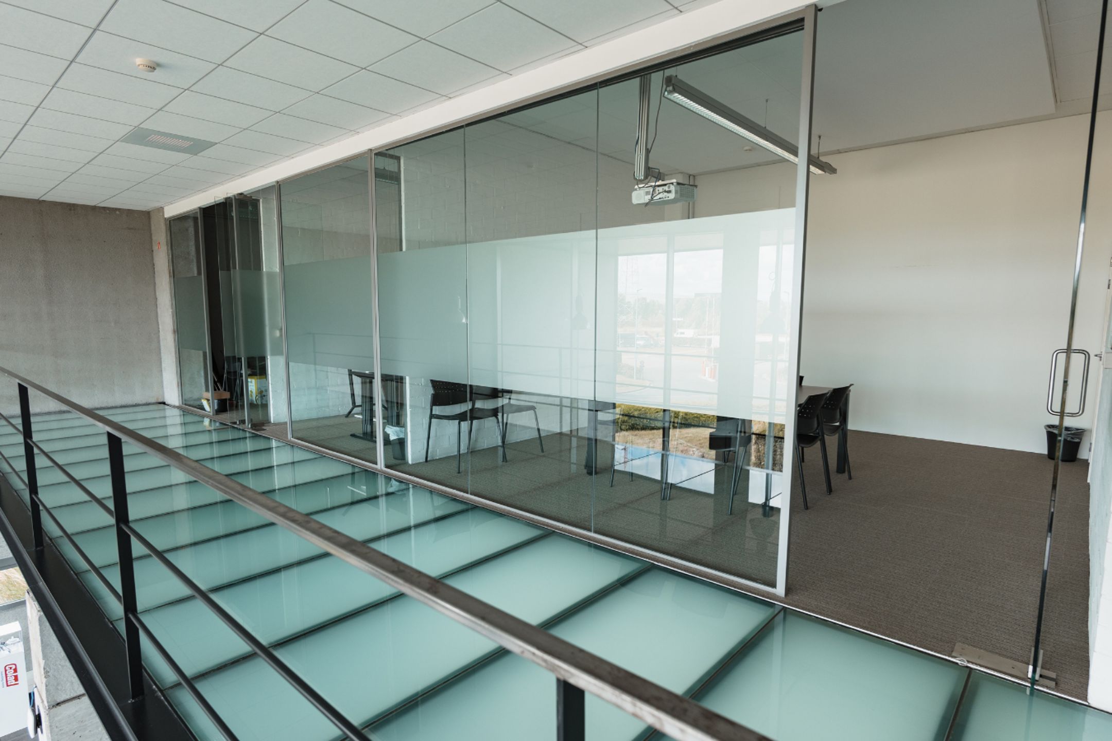 Modern bedrijfsgebouw langs E17 in Zwijndrecht foto 19