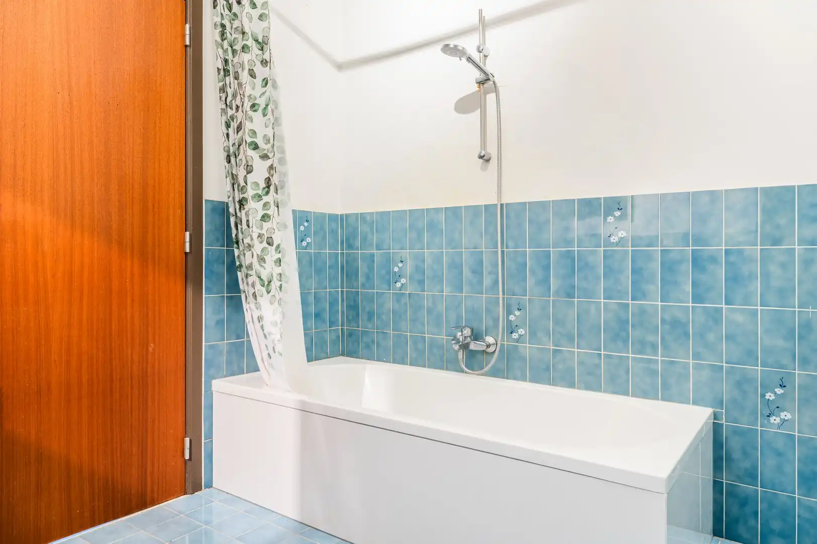 Ruim en lichtrijk appartement met garage foto 10