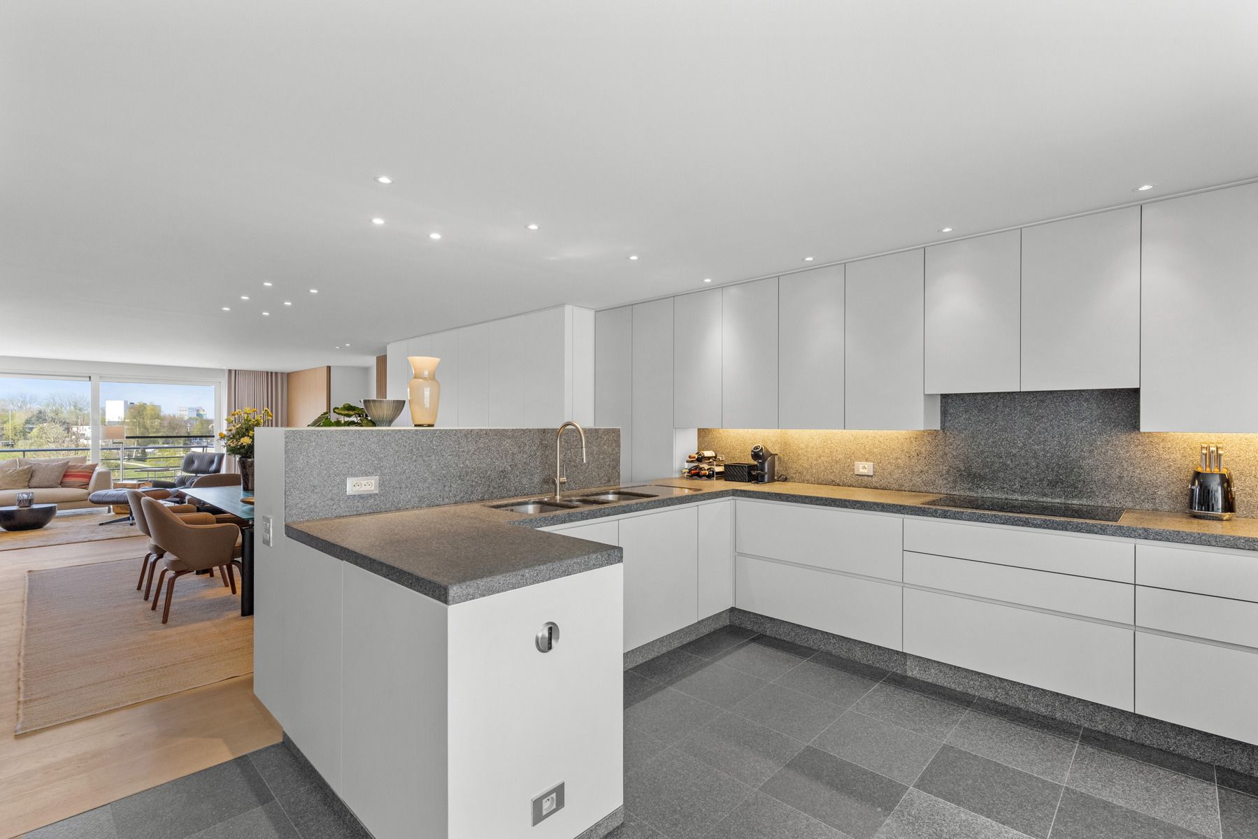 Exclusief en riant wonen met zicht op de oude Leiearm foto 10