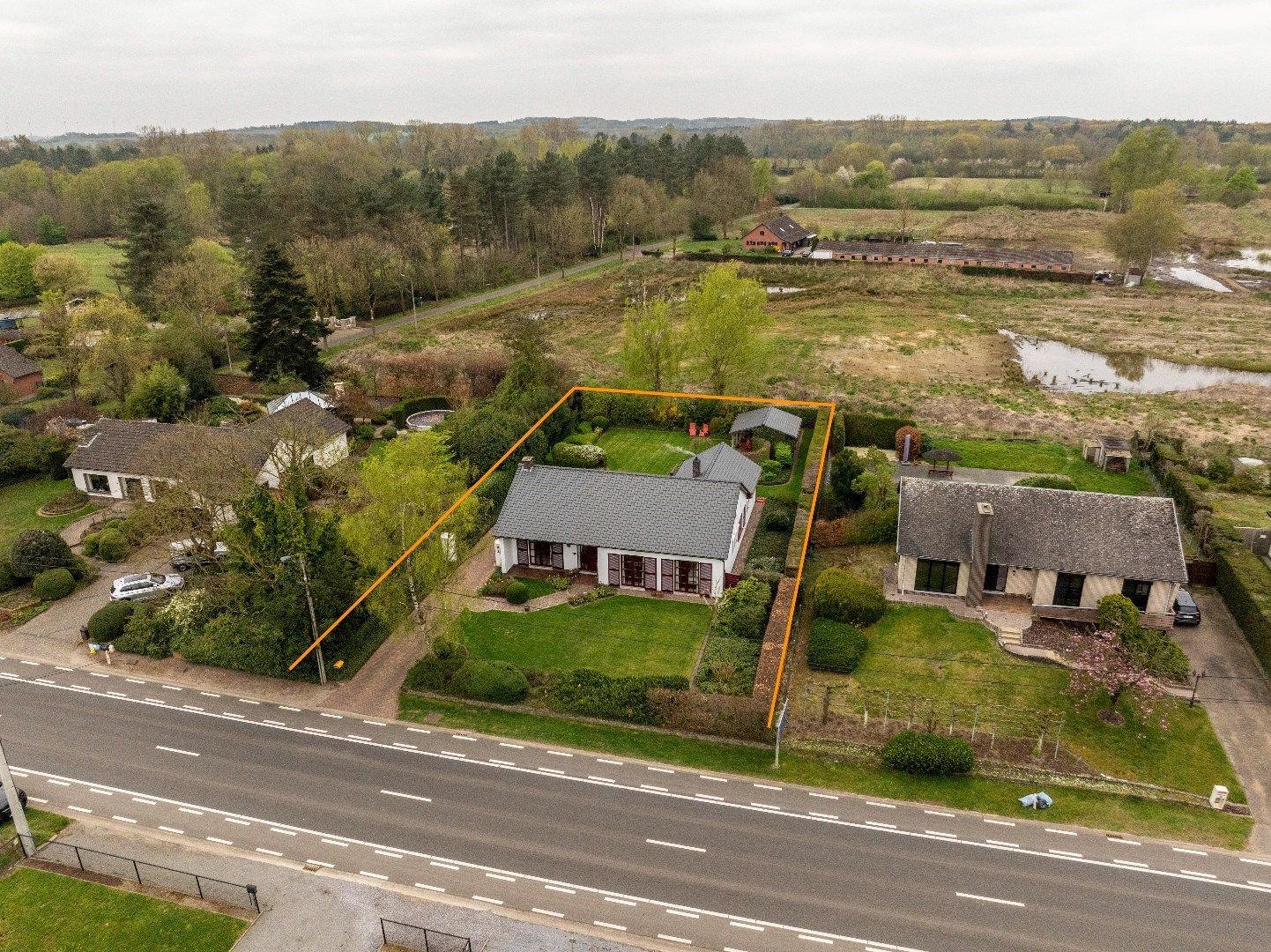 Instapklare woning met 5 slaapkamers op een zonnig perceel van 12a 50ca foto 34
