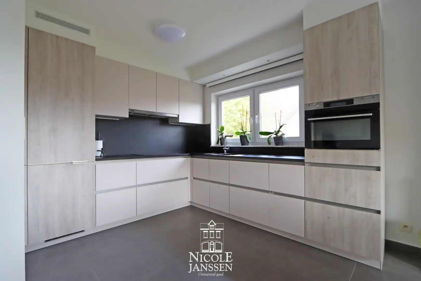 Verzorgd, instapklaar appartement foto 8