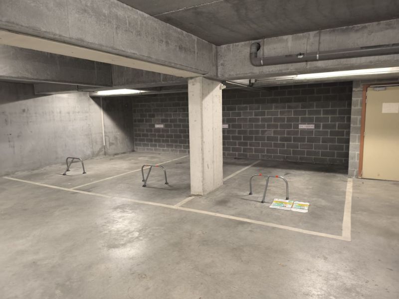 Gelijkvloers gelegen autostaanplaatsen te Sint-Agatha-Berchem foto {{pictureIndex}}