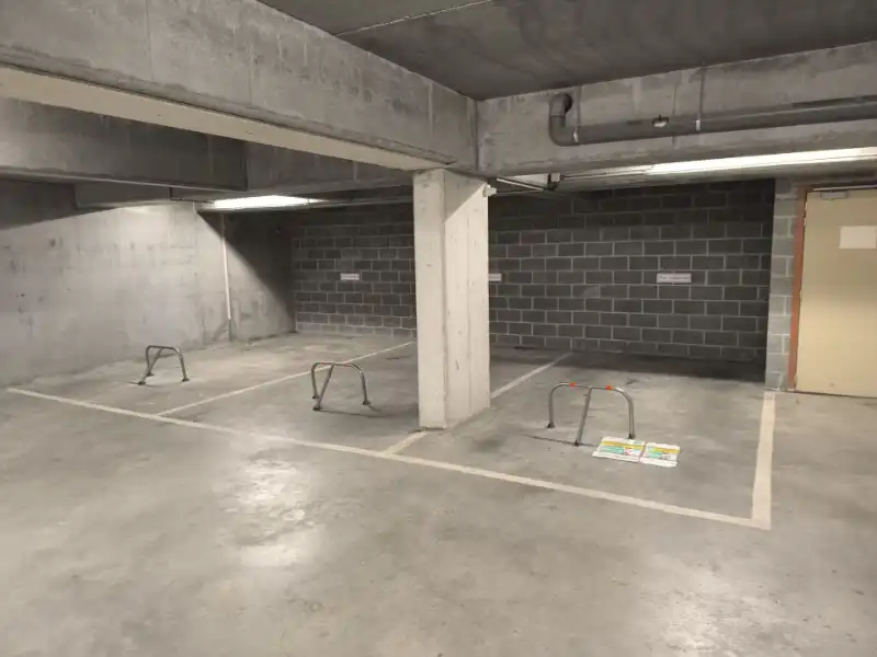 Gelijkvloers gelegen autostaanplaatsen te Sint-Agatha-Berchem foto {{pictureIndex}}