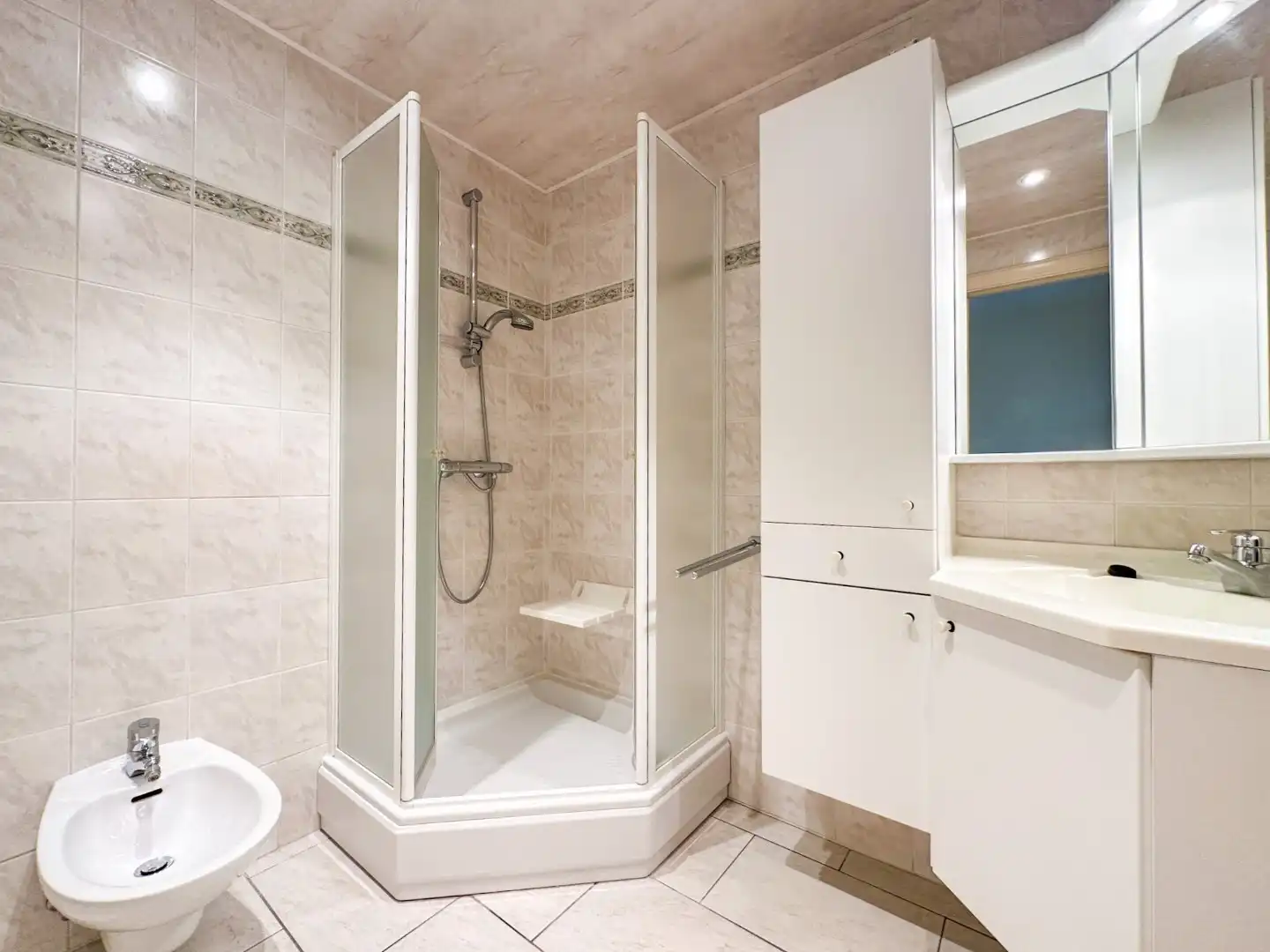 Instapklaar 2-slaapkamer appartement met 2 terrassen (en garage), topligging Torhout. foto 16