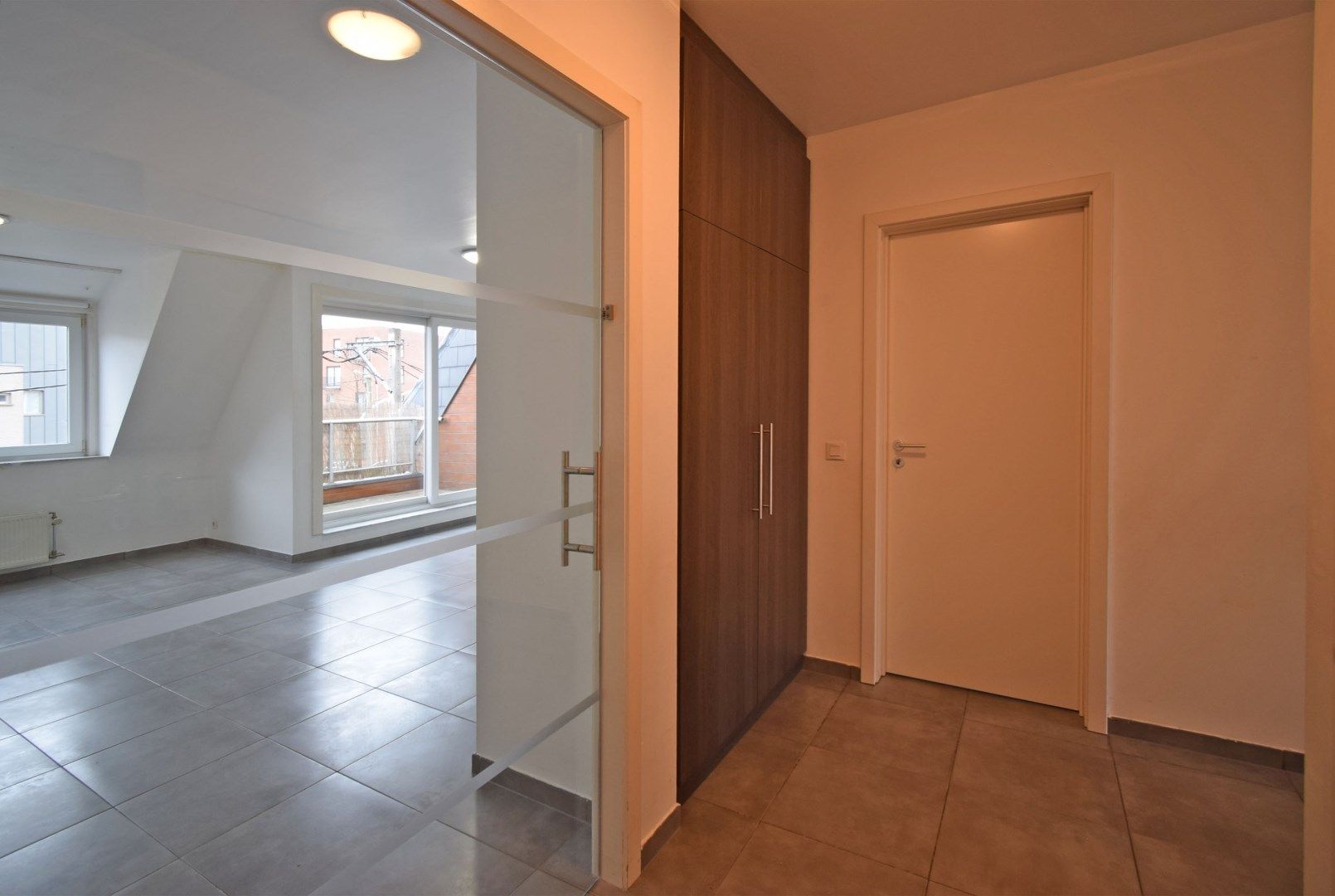 RUIM APPARTEMENT MET TWEE SLAAPKAMERS EN GARAGE foto 2