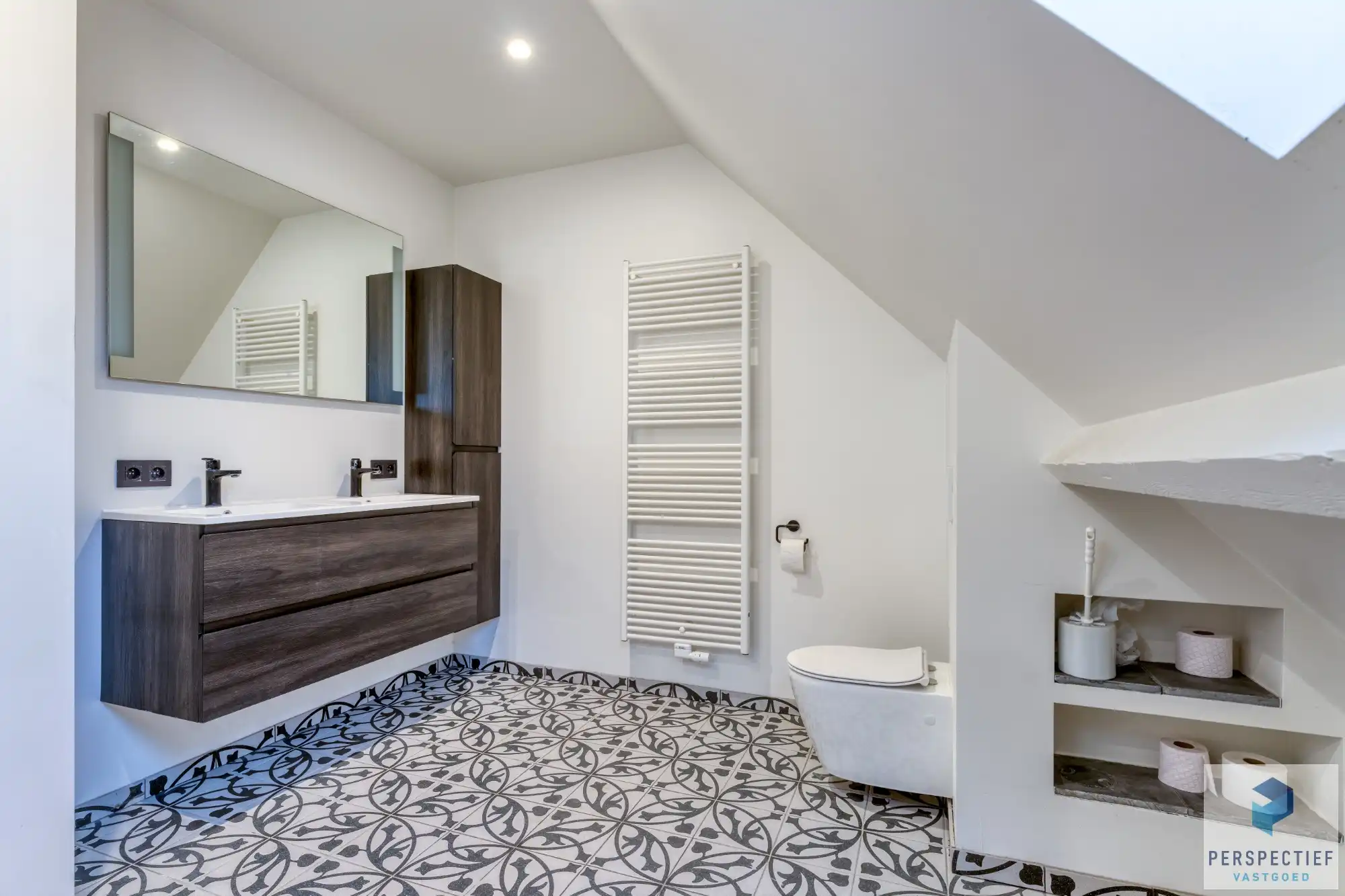 BEZOEKMOMENT ZATERDAG 28/02 VAN 10U TOT 12U | Ruime gerenoveerde woning met 4 slpk, grote tuin en garage foto 9