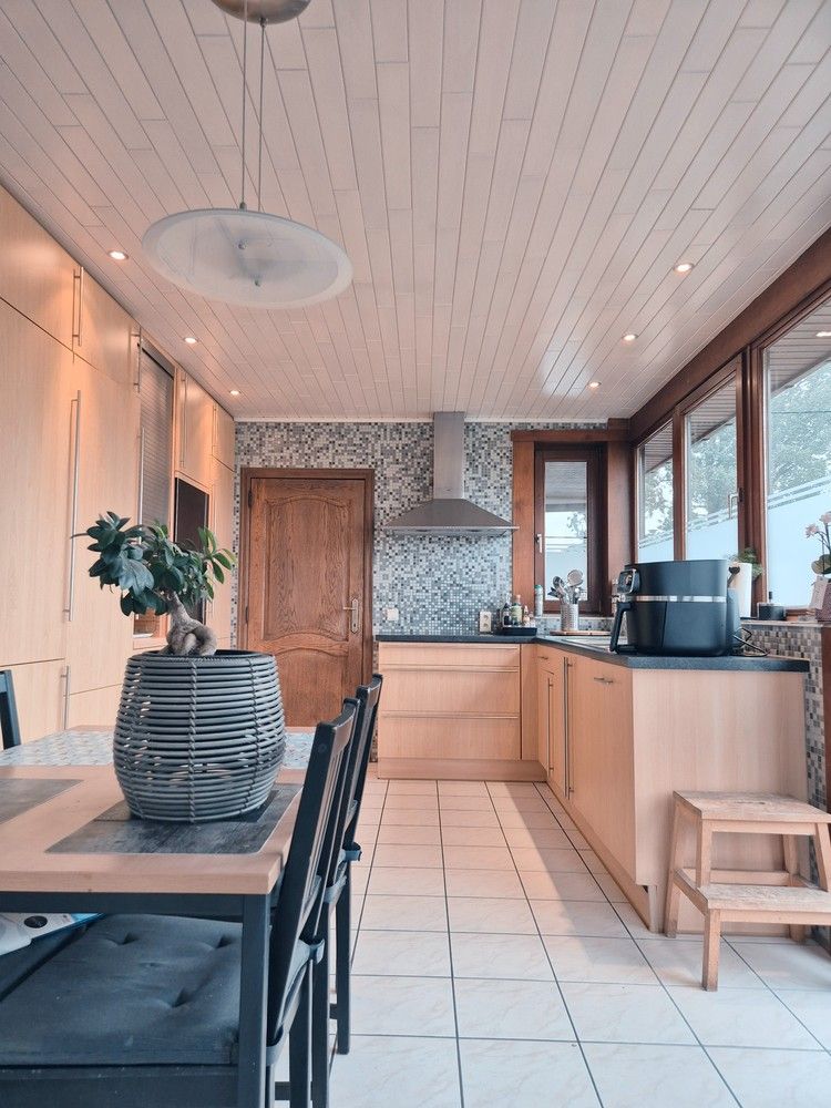 Prachtige villa uit de jaren 90 met drie slaapkamers en grote tuin! foto 14