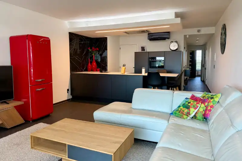 Knap afgewerkt 2-slaapkamerappartement met zonnig terras op het 5e verdiep en zicht op het water foto 6