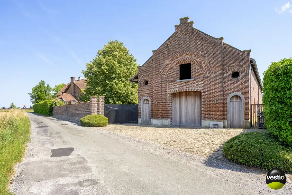 EXCLUSIEVE HOEVE MET MEERDERE WOONGEDEELTES, ATELIER, STALLING en AANPALENDE WEIDE OP CA. 1,6 HECTARE NABIJ DOMEIN NIEUWENHOVEN. foto 4
