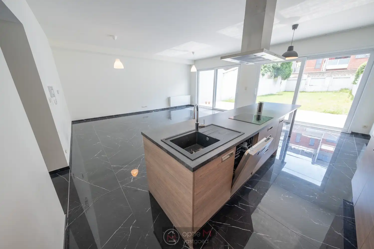 RUIM GELIJKVLOERS APPARTEMENT MET 2 SLPKS EN TUIN MET TERRAS. foto 2