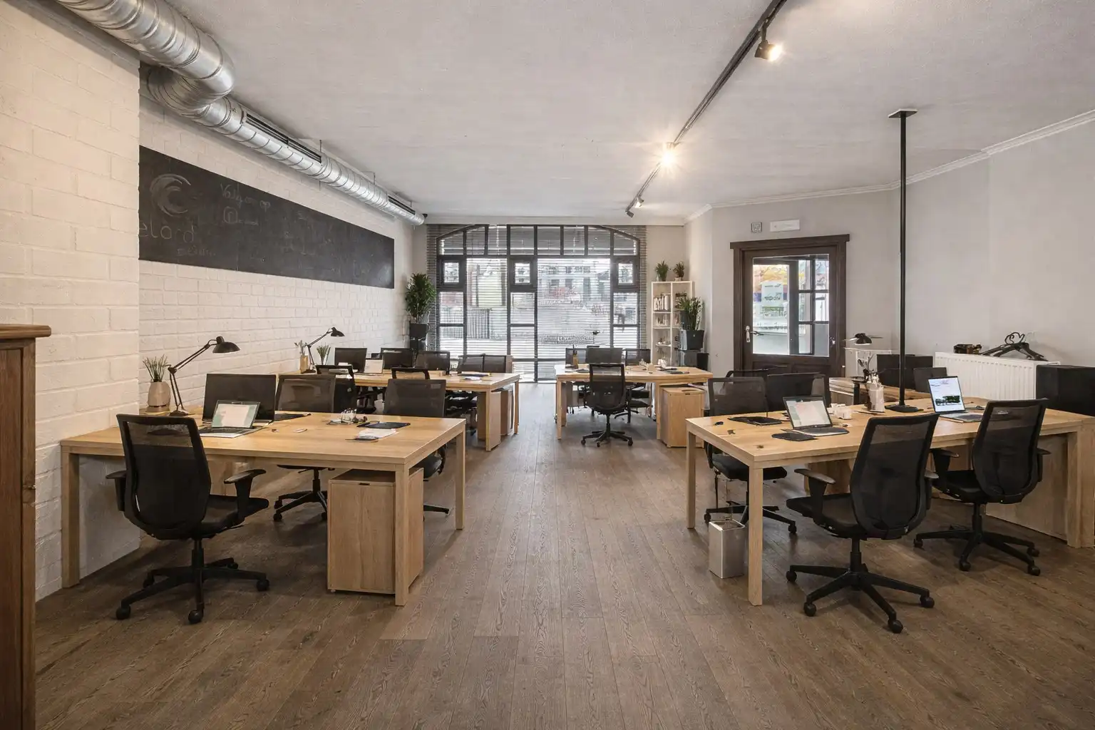 Centraal gelegen handelszaak, met tal van mogelijkheden, op de Markt van Torhout foto 5