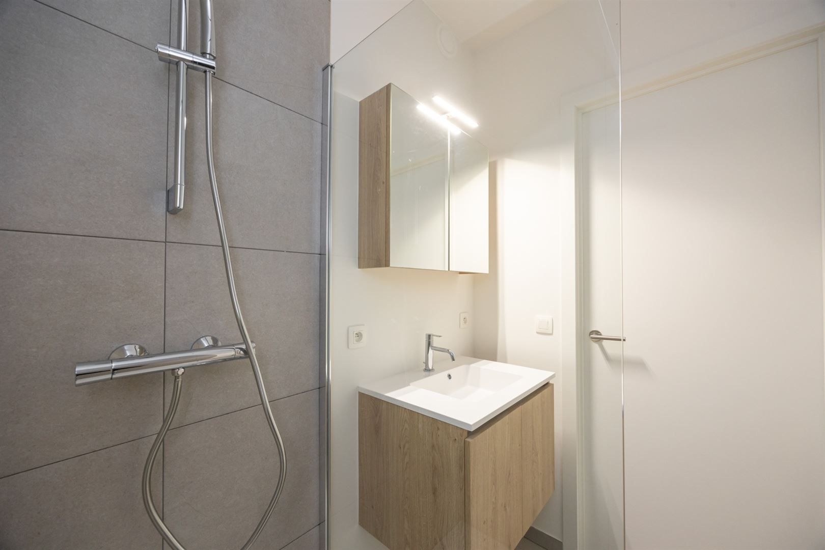 Prachtig nieuwbouwappartement met terras foto 16