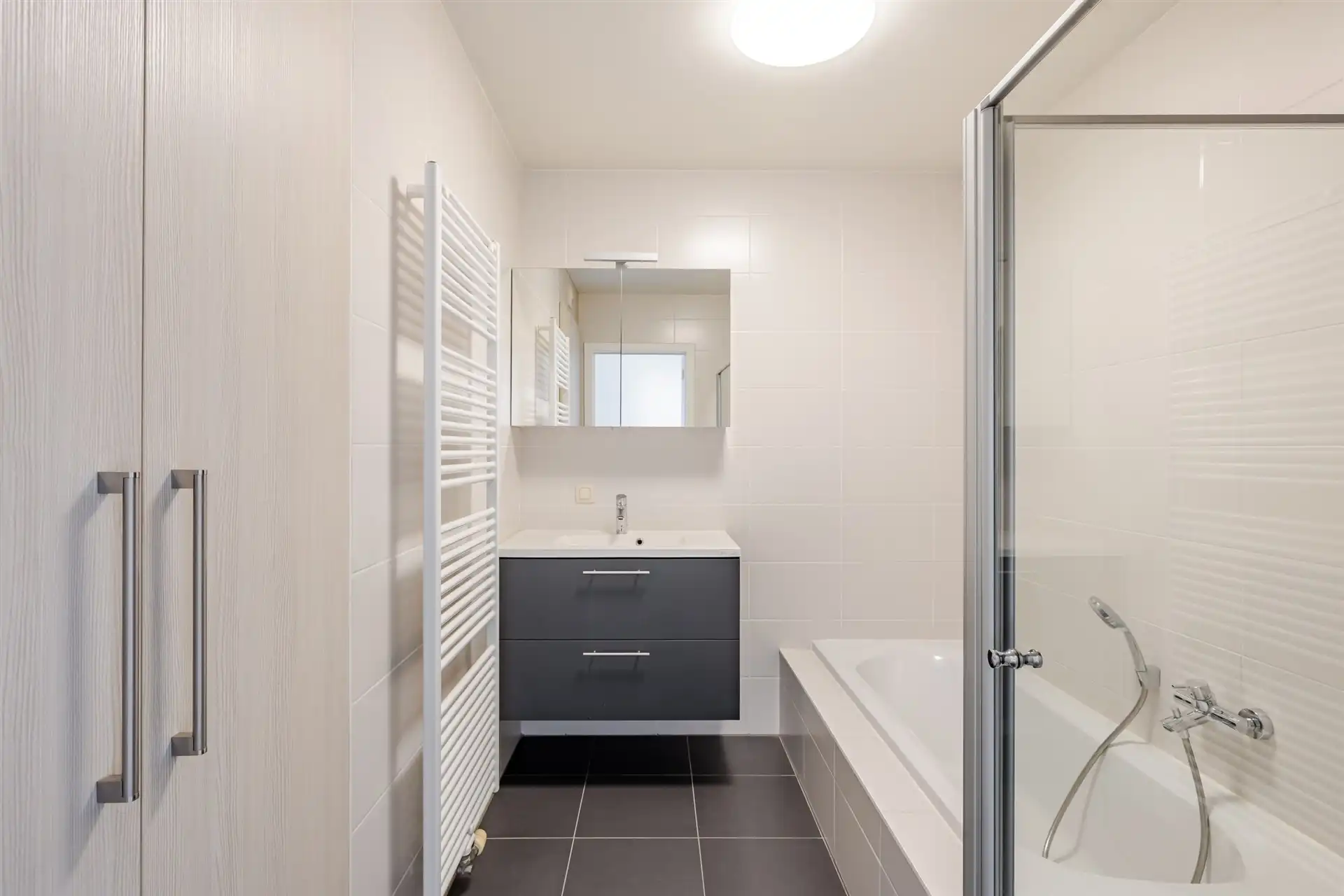 Instapklaar appartement met garagebox, centrum Laarne! foto 13